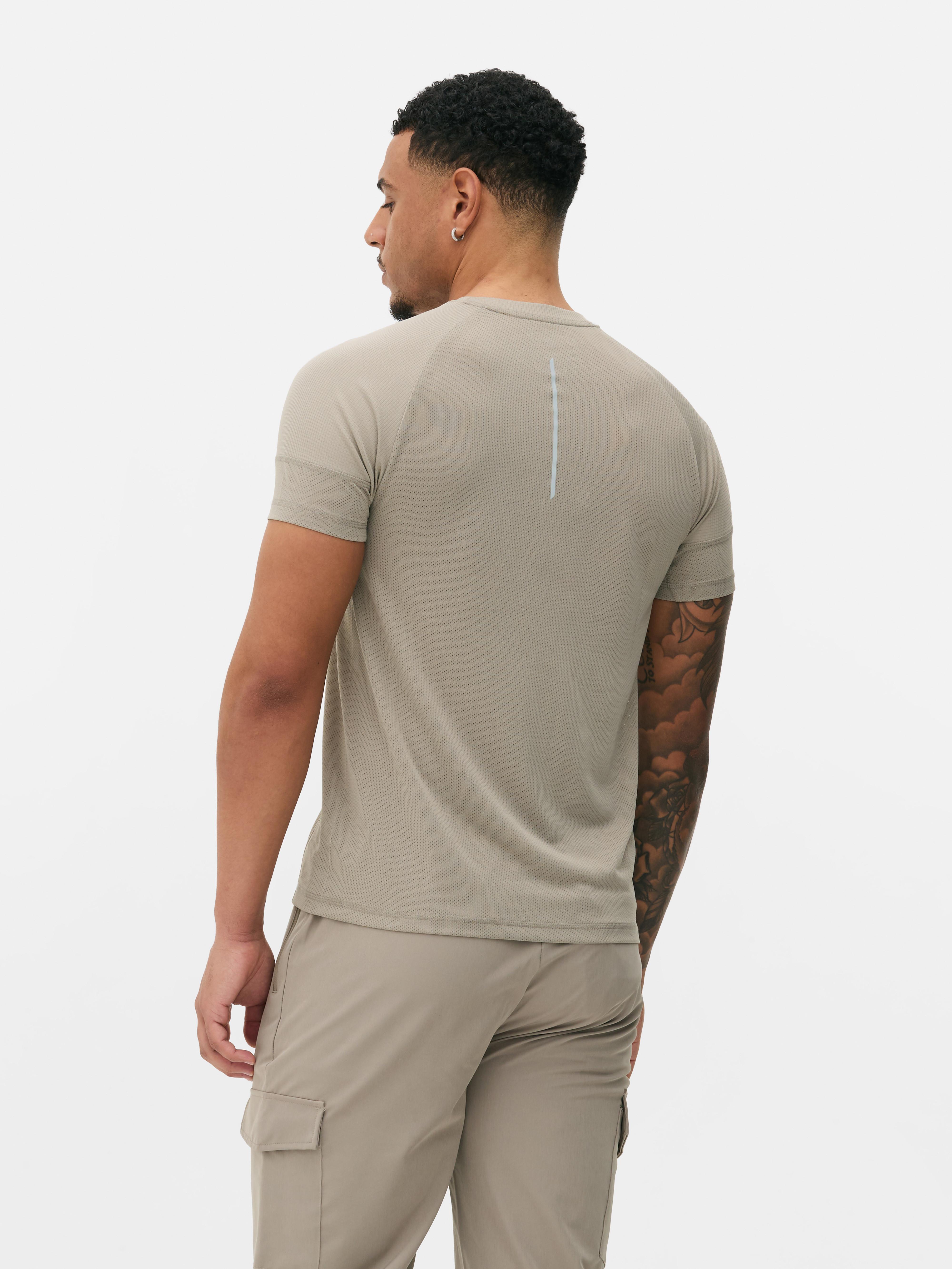 T-shirt de sport à manches courtes. Complétez votre collection de vêtements de sport avec ce t-shirt à col rond, manches courtes et logo réfléchissant.