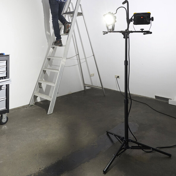 LED construction light with extendable tripod