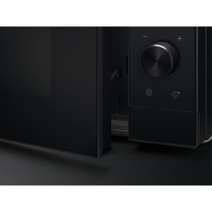 Micro-ondes Pose-libre 24 litres Srie 600 Gril Electrolux Y4ZM25MMK Noir