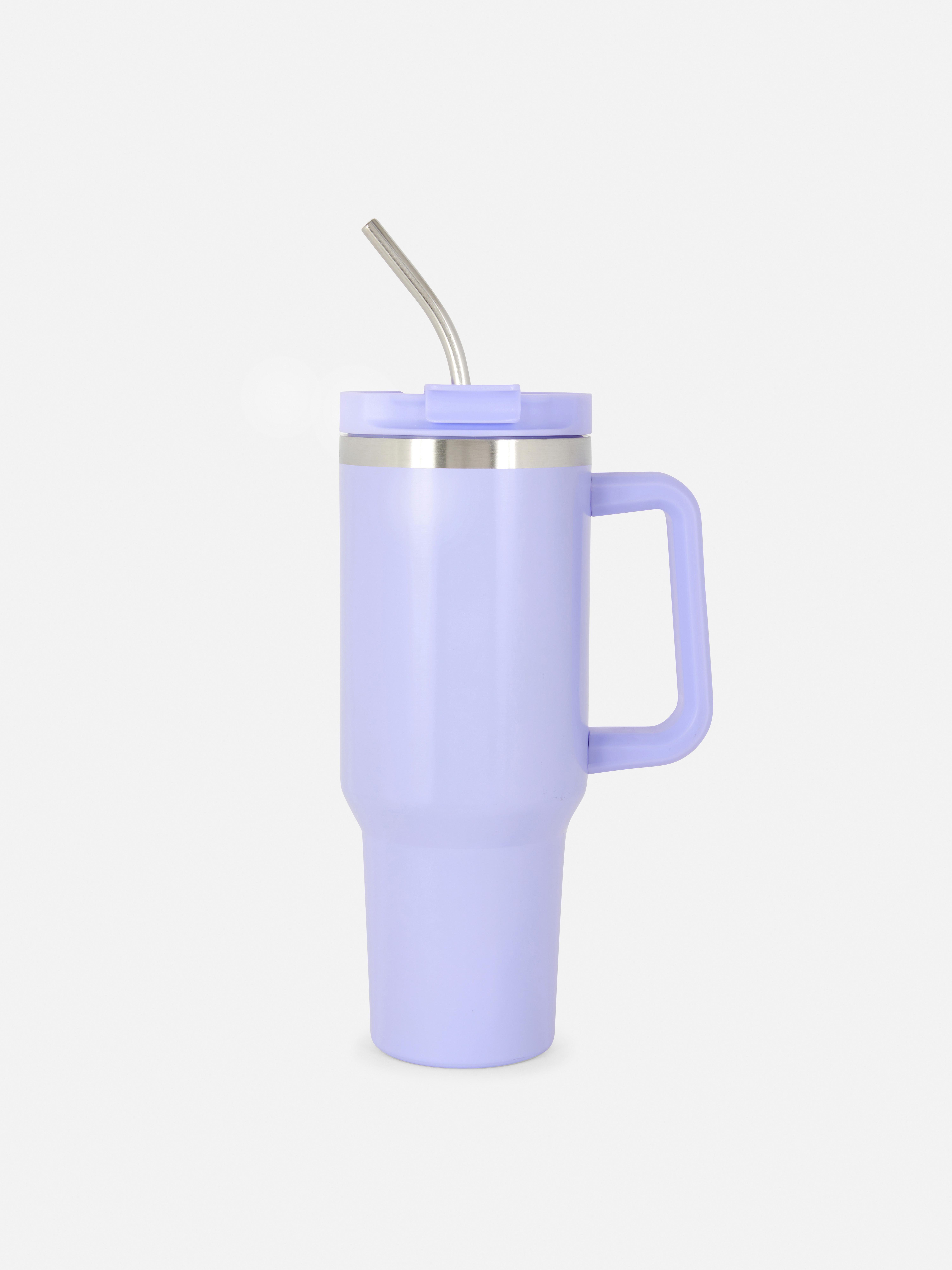 Edelstahl-Reisebecher mit Strohhalm, 1180 ml. Stillen Sie Ihren Durst stilvoll mit diesem großen Reisebecher mit über einem Liter Fassungsvermögen.