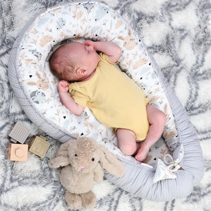 Babybettverkleinerer 90 x 50 cm – Handgefertigter Kokon aus grauem Waffelpiqué-Baumwollstoff mit Hasenmuster, beidseitig bezogen.