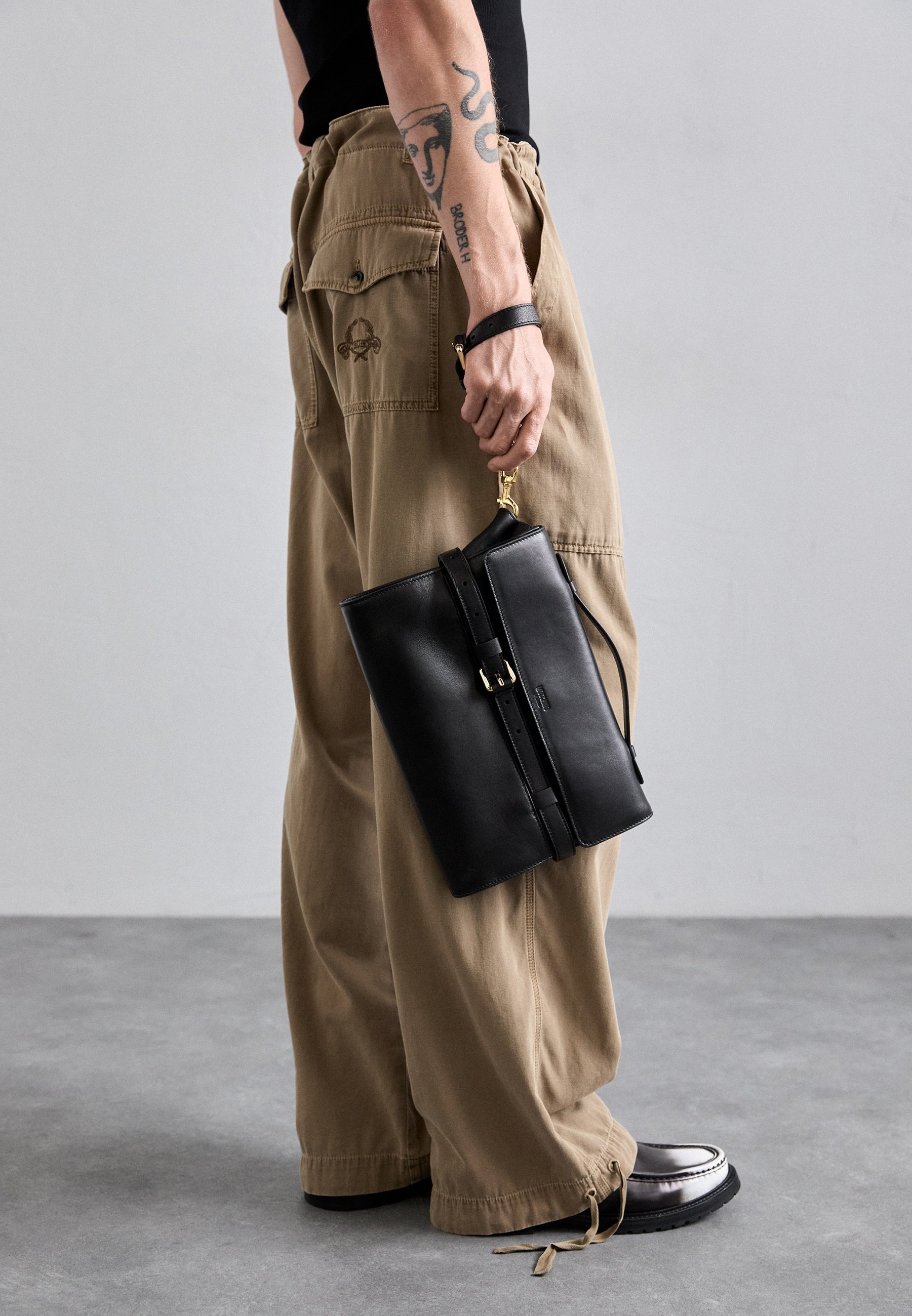 MOSCHINO KÄEKOTT - Käekott - must