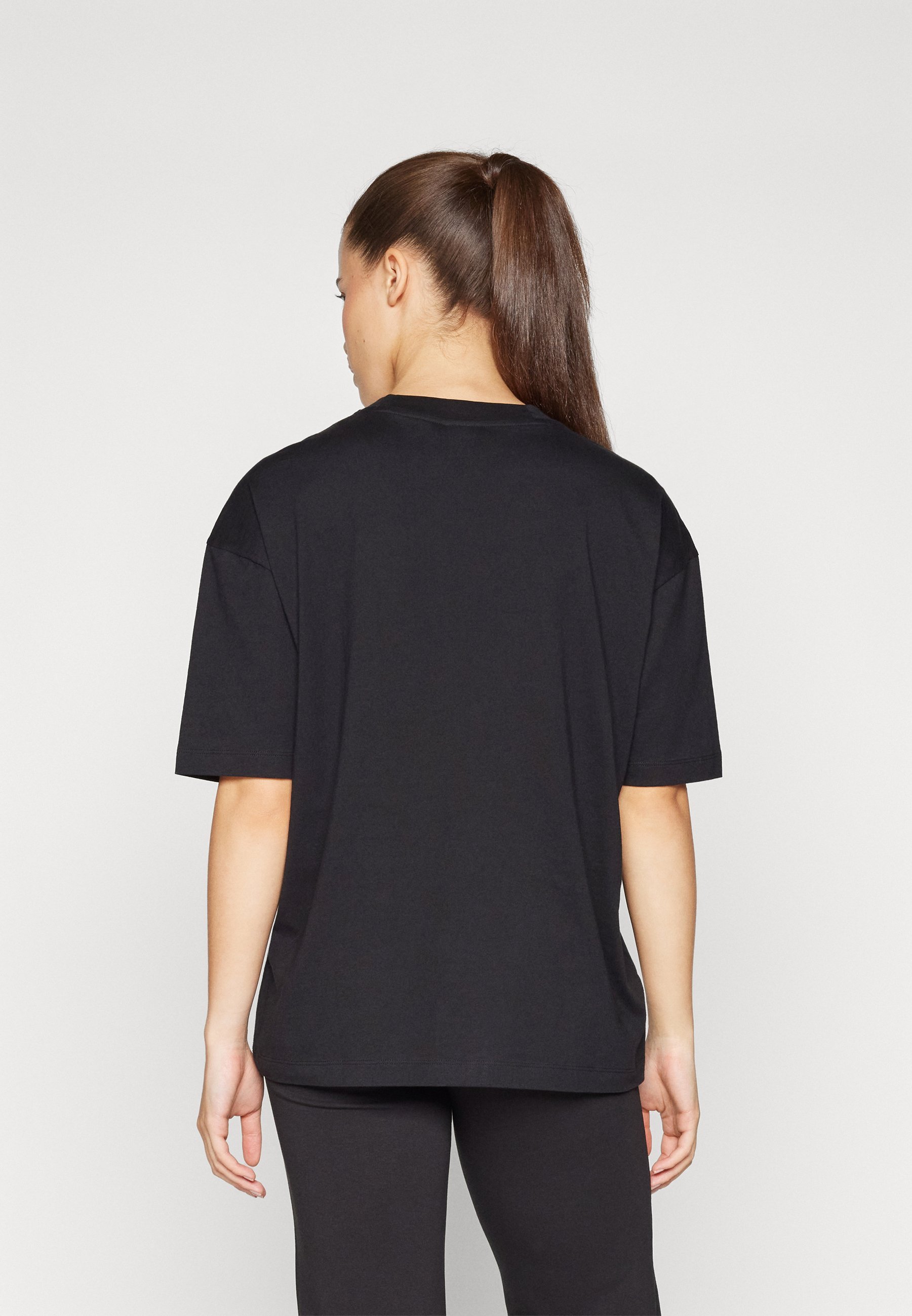 Champion ICONS TONAL OVERSIZE CREWNECK marškinėliai - Paprasti marškinėliai - juodi