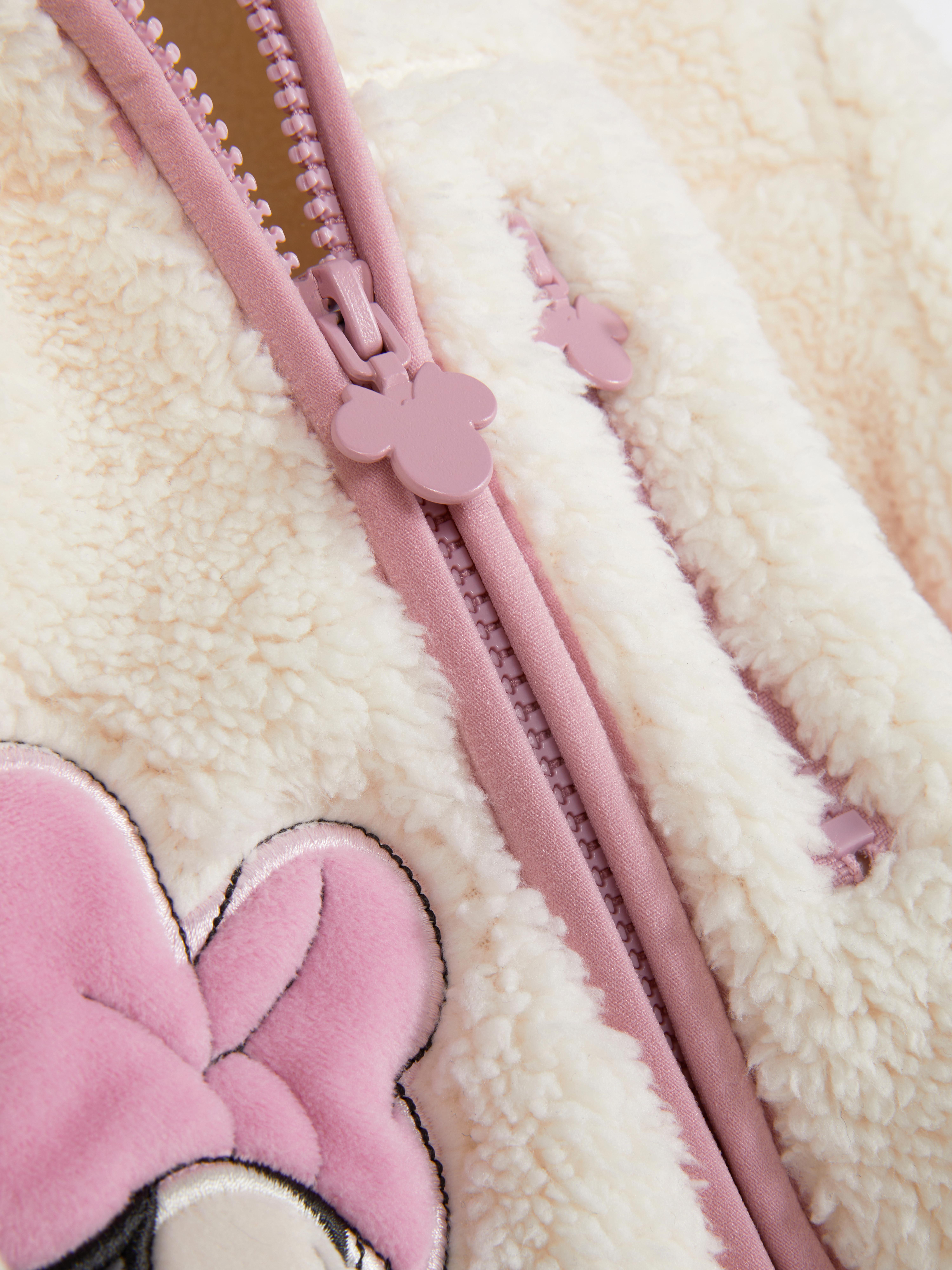 Hanorac din fleece Disney Minnie Mouse Un hanorac din fleece cu guler ridicat, fermoar, buzunar la piept și garnitură contrastantă