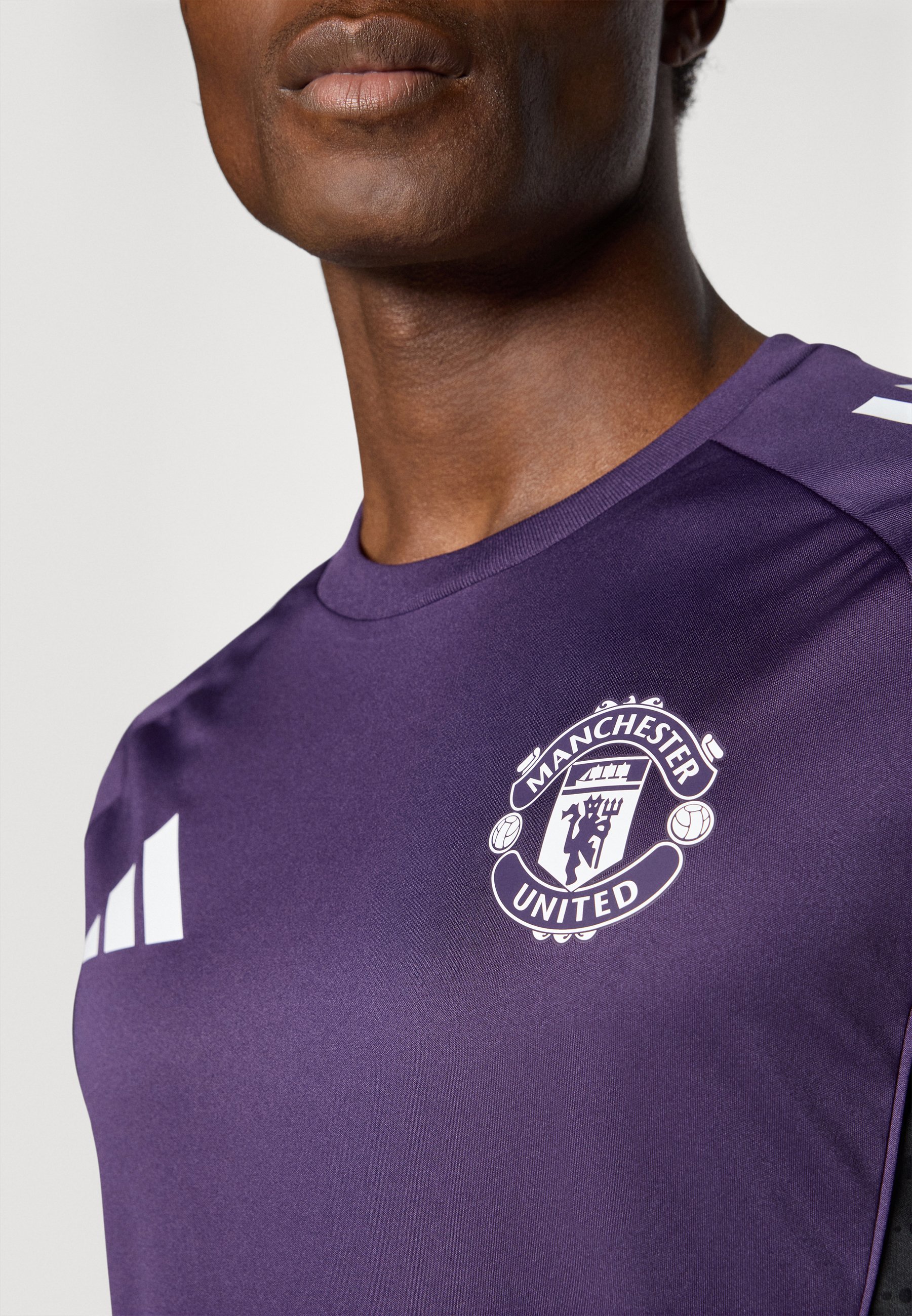adidas Performance MANCHESTER UNITED 25/26 COMPETITION TRAINING JERSEY - Klubové oblečenie - aurora plum/biela/čierna