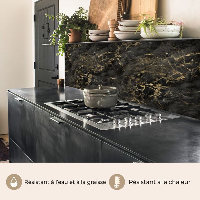Rivestimento paraschizzi per cucina KitchenYeah, motivo marmo nero e oro.