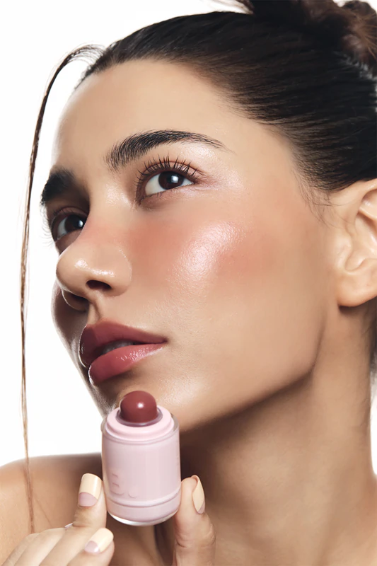 Blush Romântico da Banila Co. é um produto de maquiagem multifuncional para lábios e bochechas que proporciona um visual perfeito.