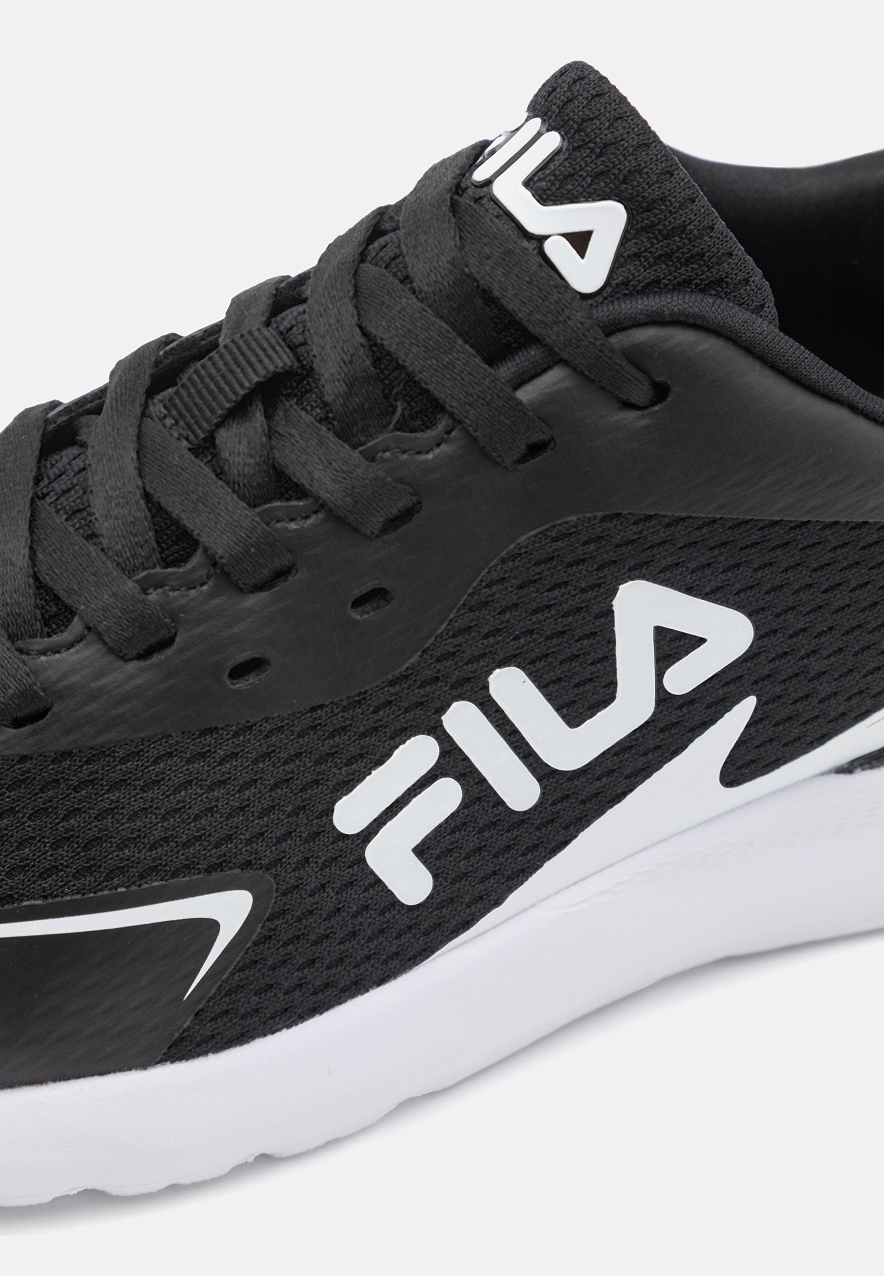 Fila CRUSHER TEENS UNISEX - Vabaajajalatsid - must/valge