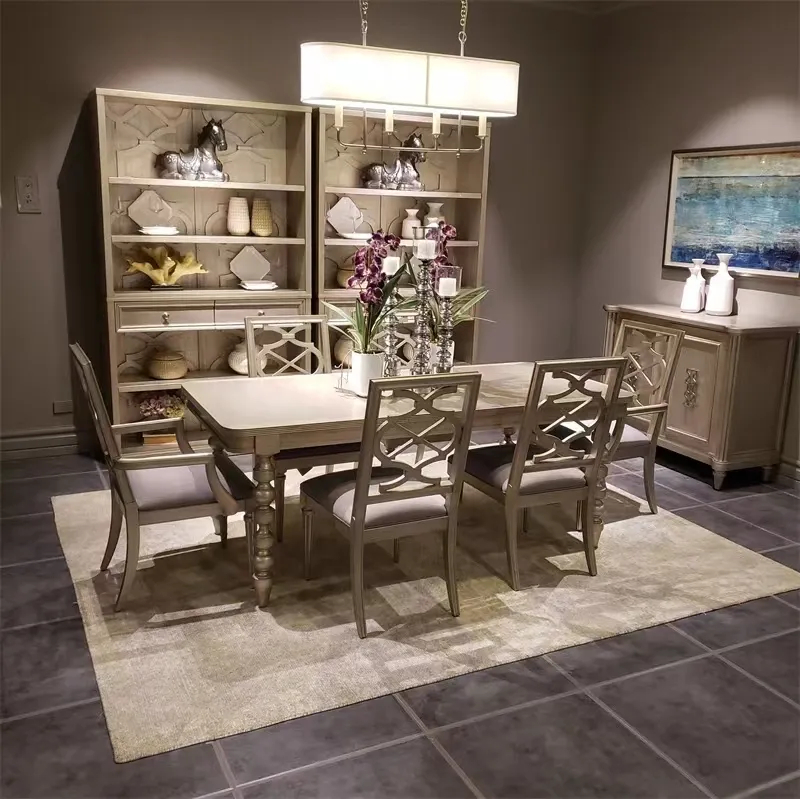 Mesa de jantar retangular de luxo em madeira maciça, modelo champanhe claro, com conjunto de mesa e cadeiras. Dimensões: 140 x 80 x 76 cm.