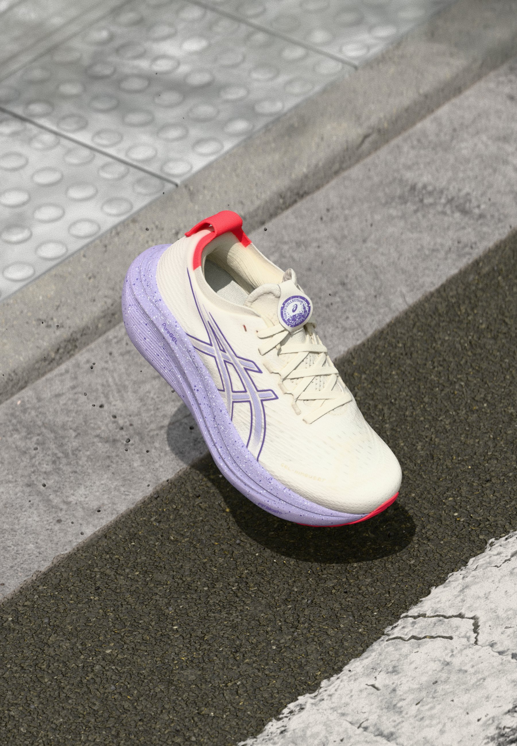 ASICS GEL NIMBUS 27 TOKYO - Chaussures de running sur route - crème/violet edo