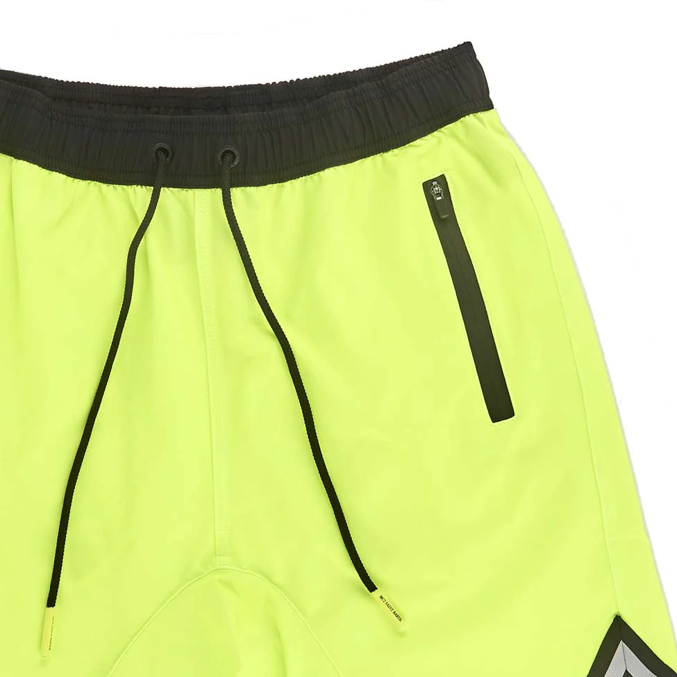Neongelber Badeanzug im Surf-Stil