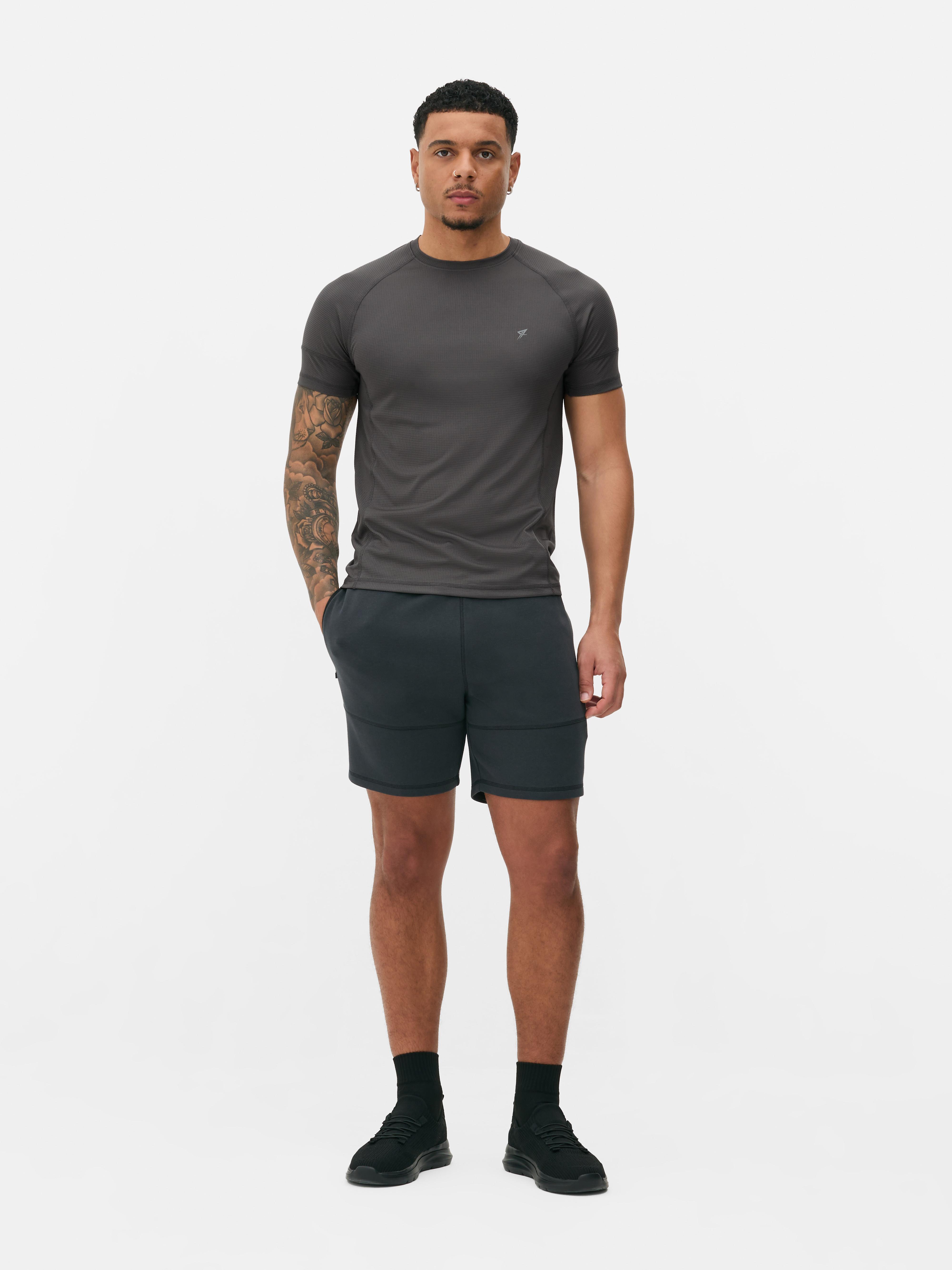 T-shirt de sport à manches courtes. Complétez votre collection de vêtements de sport avec ce t-shirt à col rond, manches courtes et logo réfléchissant.