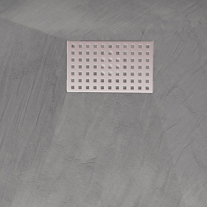 Plato de ducha con efecto piedra gris de 90x140 cm y rejilla decorativa perforada de acero inoxidable.