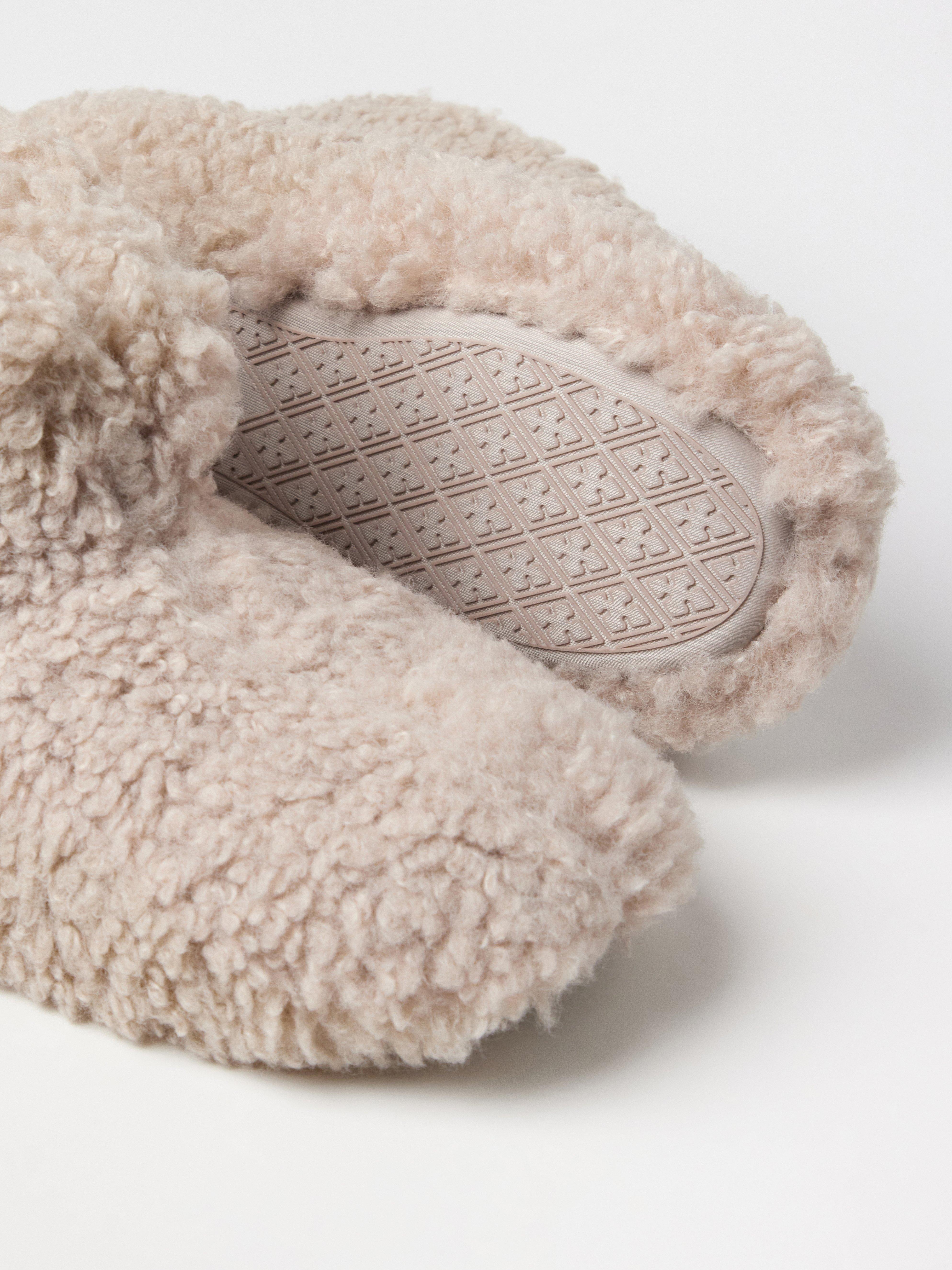 Pantoufles en peluche beige poudré