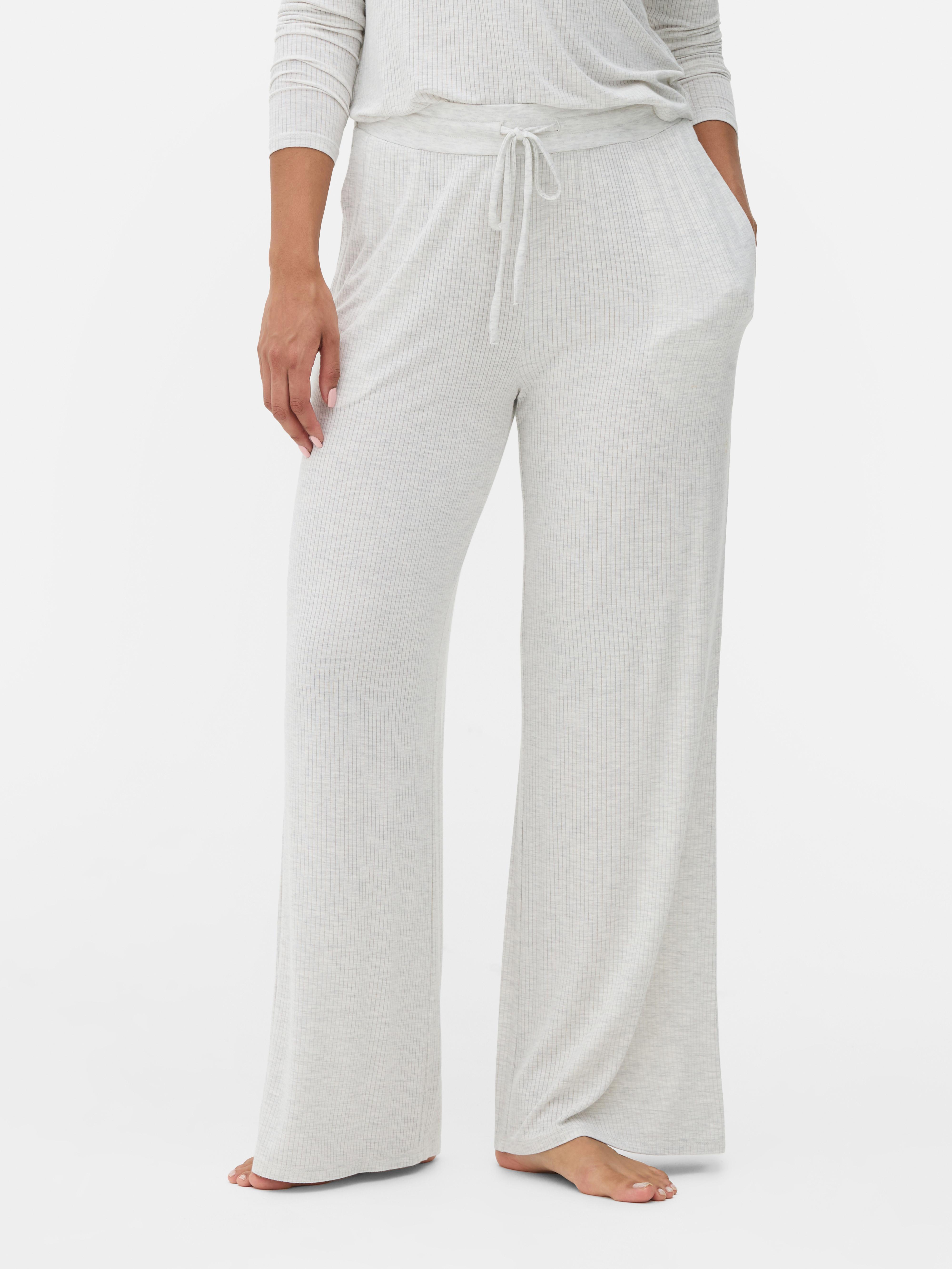 Gerippte Pyjamahose mit weitem Bein. Stilvolle Loungewear-Hose mit weitem Bein, Kordelzug und drapiertem Design.