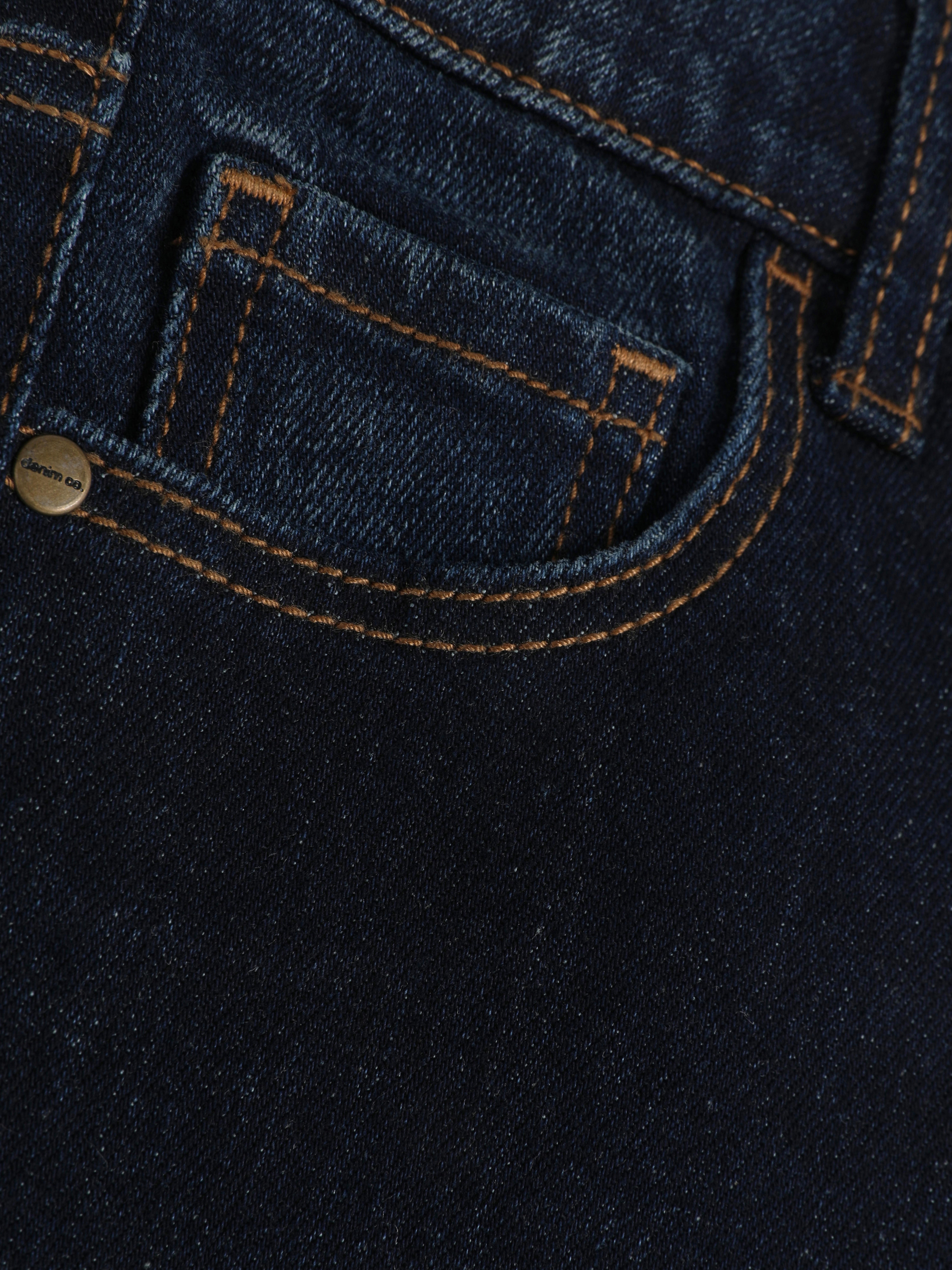 Schmal geschnittene Jeans für Jungen. Eine coole, schmal geschnittene Jeans mit Gürtelschlaufen und Knöpfen vorne.