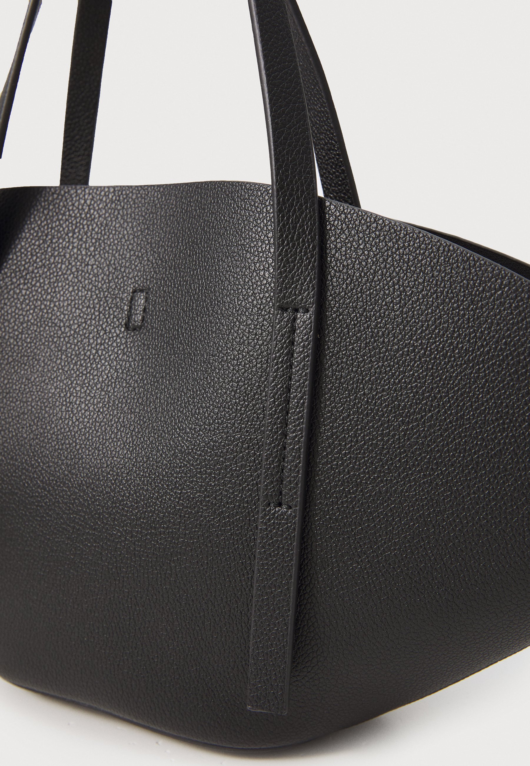 Borsa Gina Tricot SMALL WIDE BAG - Borsa a mano - nera