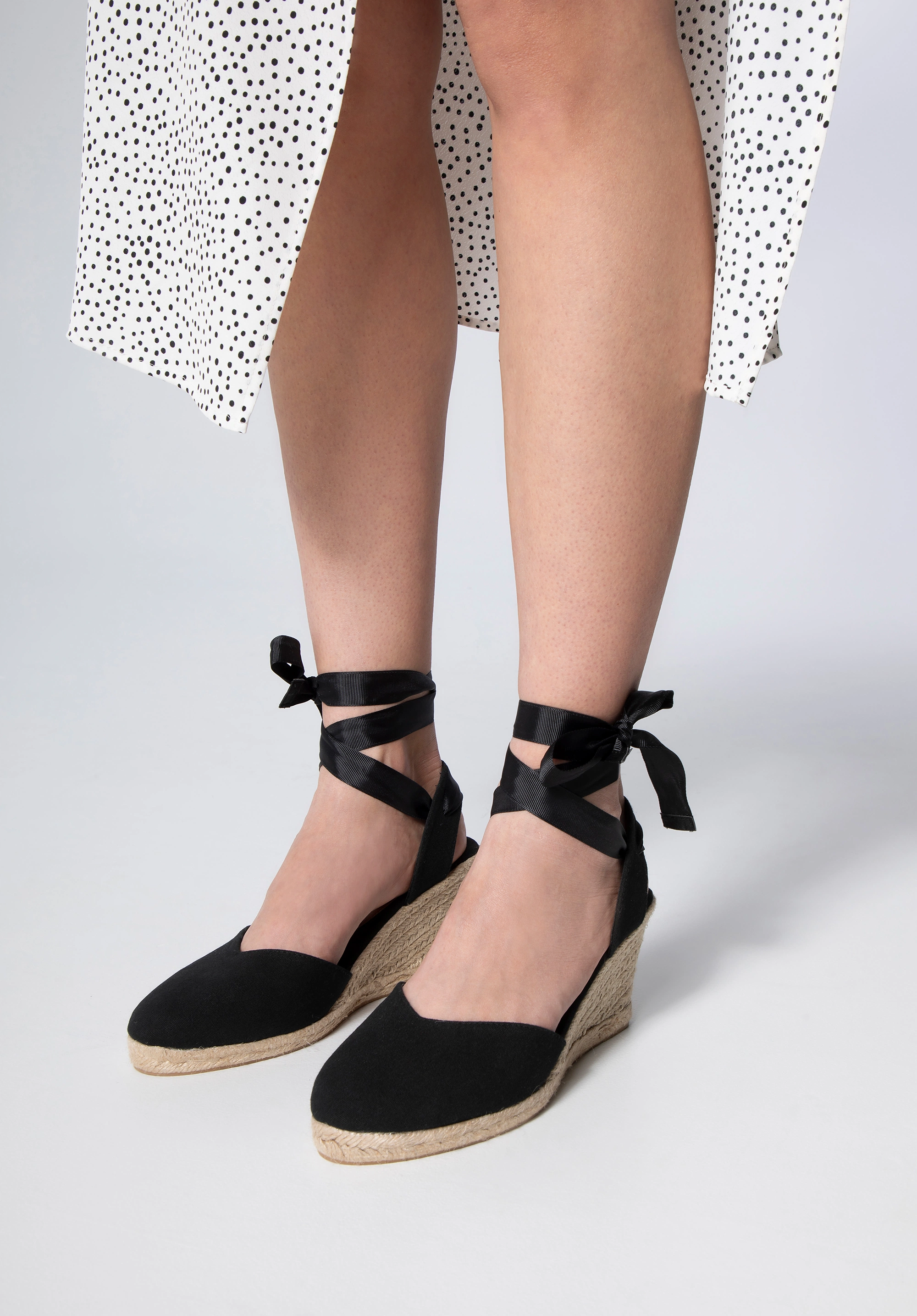 Damskie espadryle z wycięciem wiązaneKolor: czarny