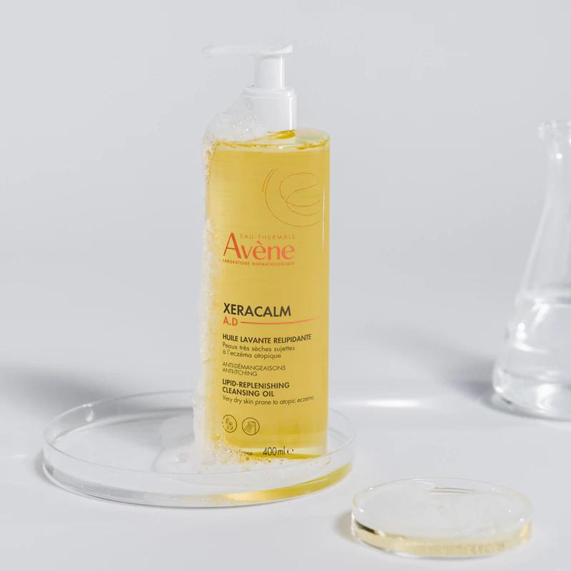 Avène XeraCalm AD Lipid-Replenishing Cleansing Oil is een lipidenherstellende reinigingsolie voor de droge en atopische huid.