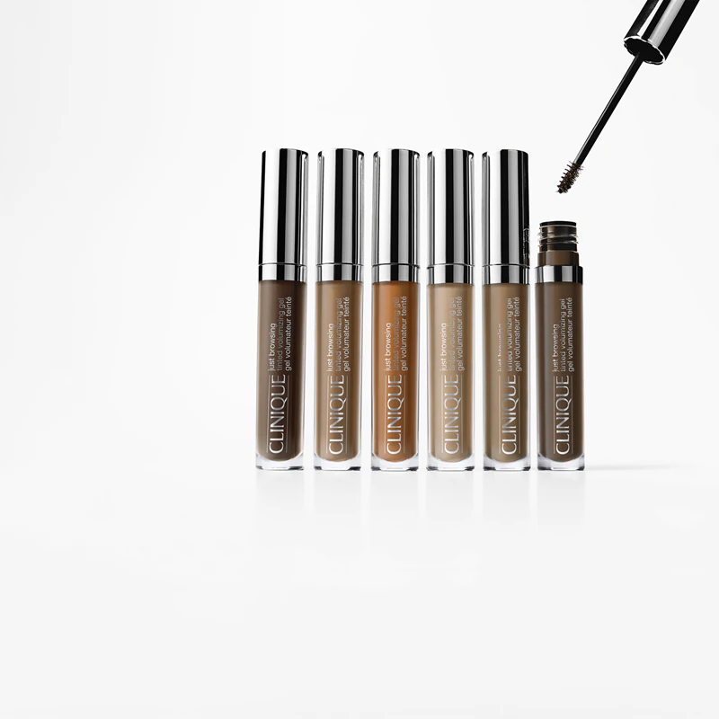 Clinique Just Browsing™ Getinte Volumizing Gel is verkrijgbaar in de vorm van een bril