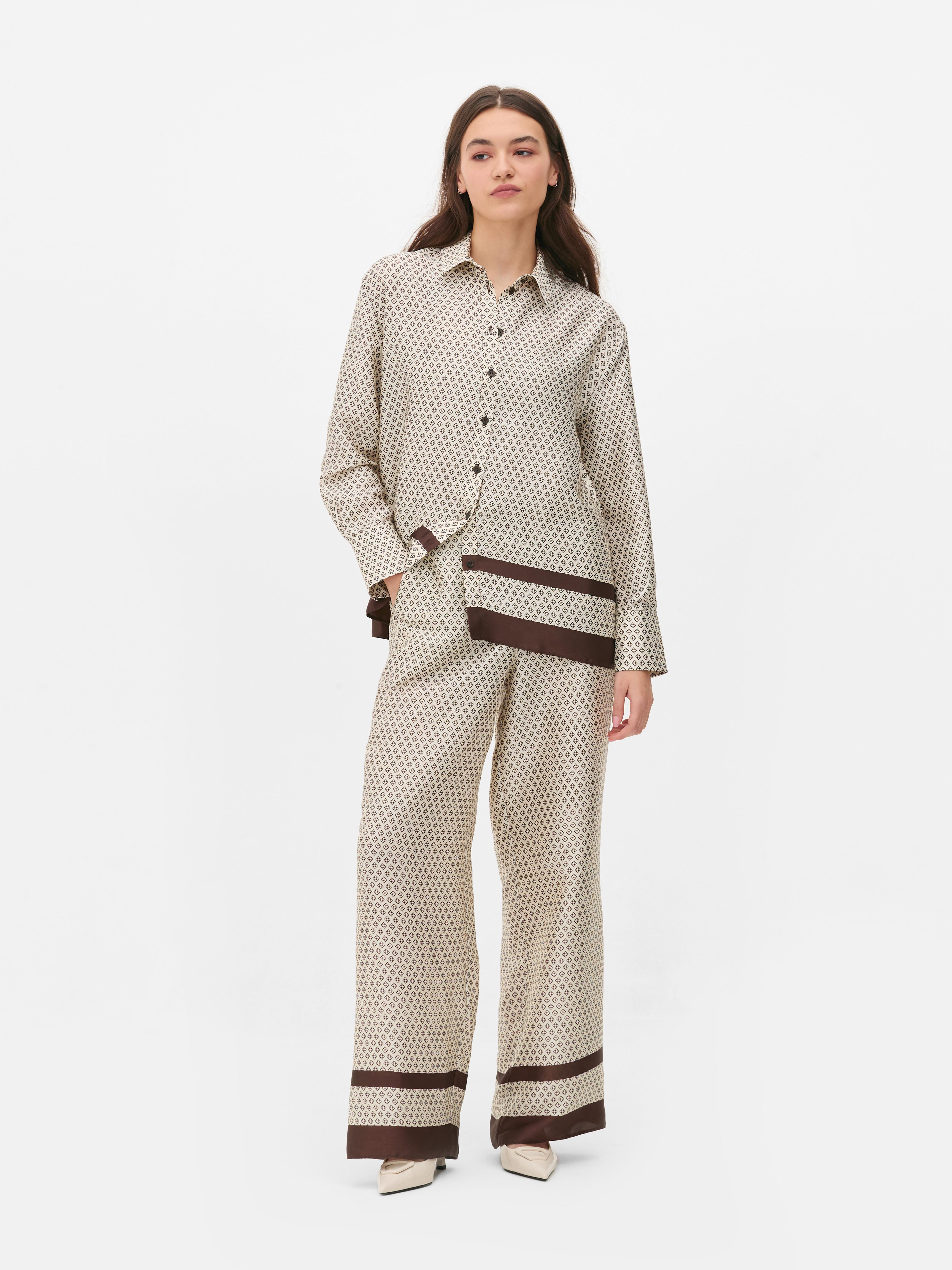 Matchend satijnen pyjamaoverhemd met print Bij dit satijnen overhemd met knoopsluiting hoort een bijpassende broek