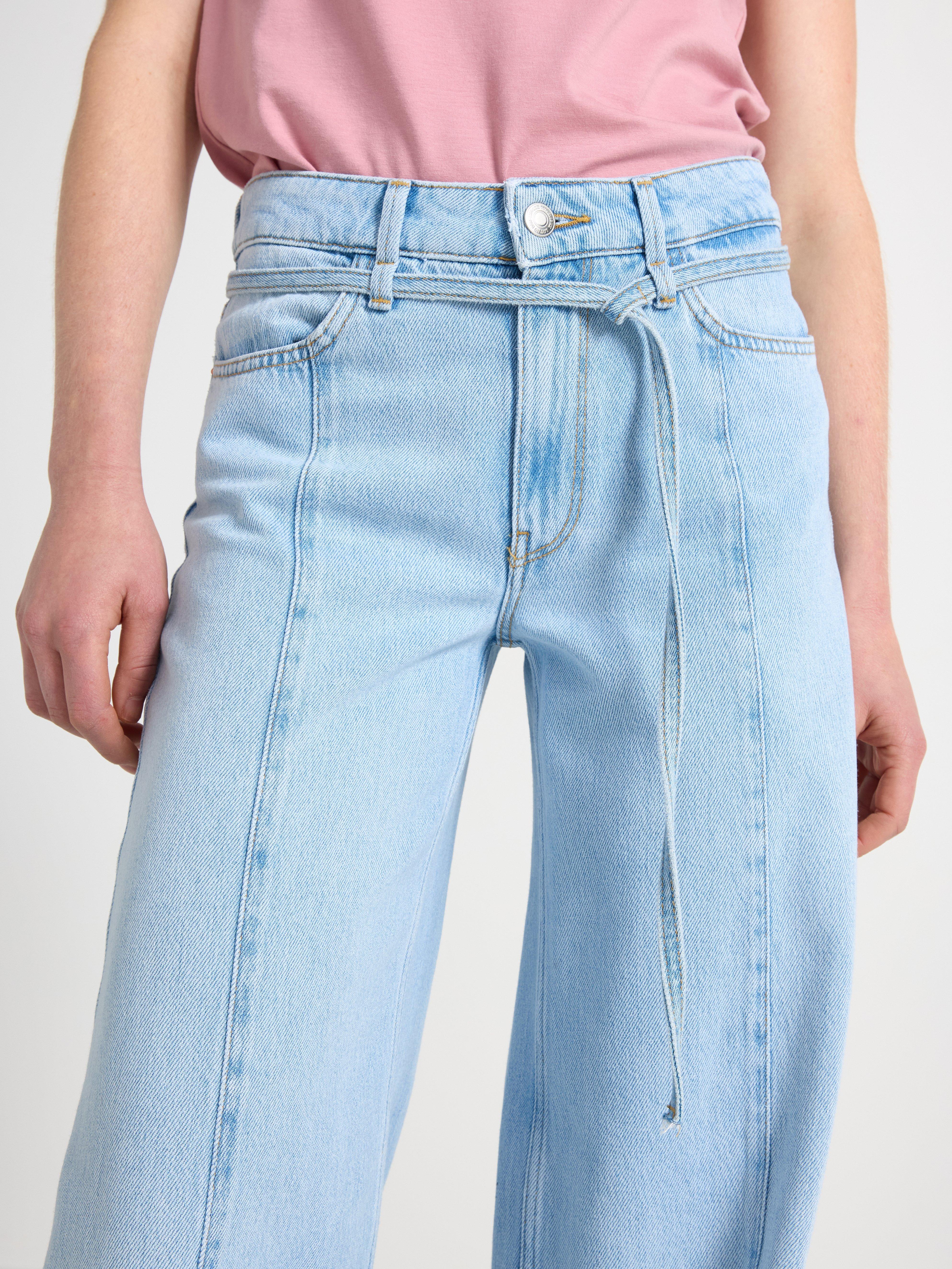 Calça jeans WIDE macia com pernas extra largas em denim claro.