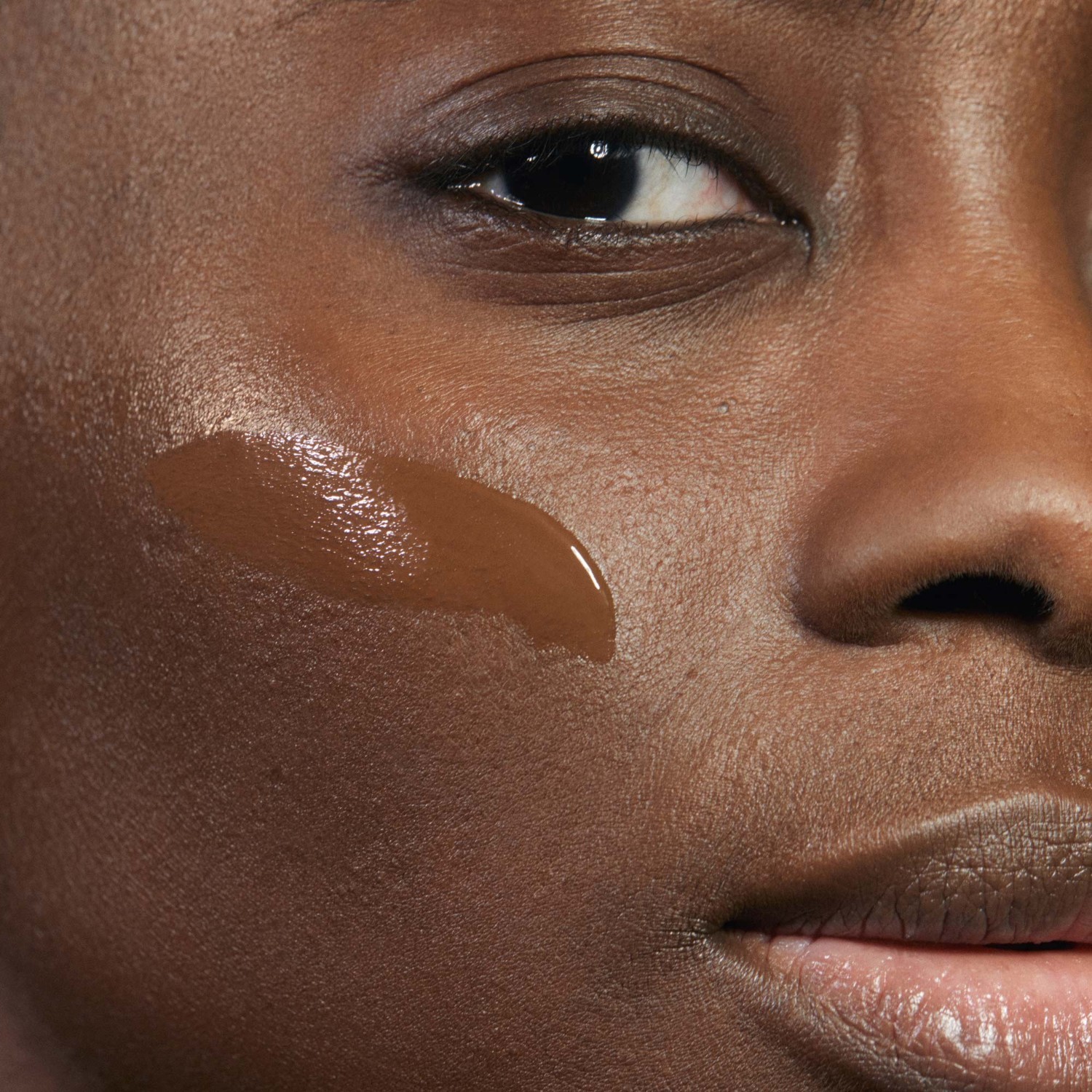 MÁDARA Foundation SKINONYM Semi-Matte Peptide Foundation, br. 15 STONE - 30 ml
