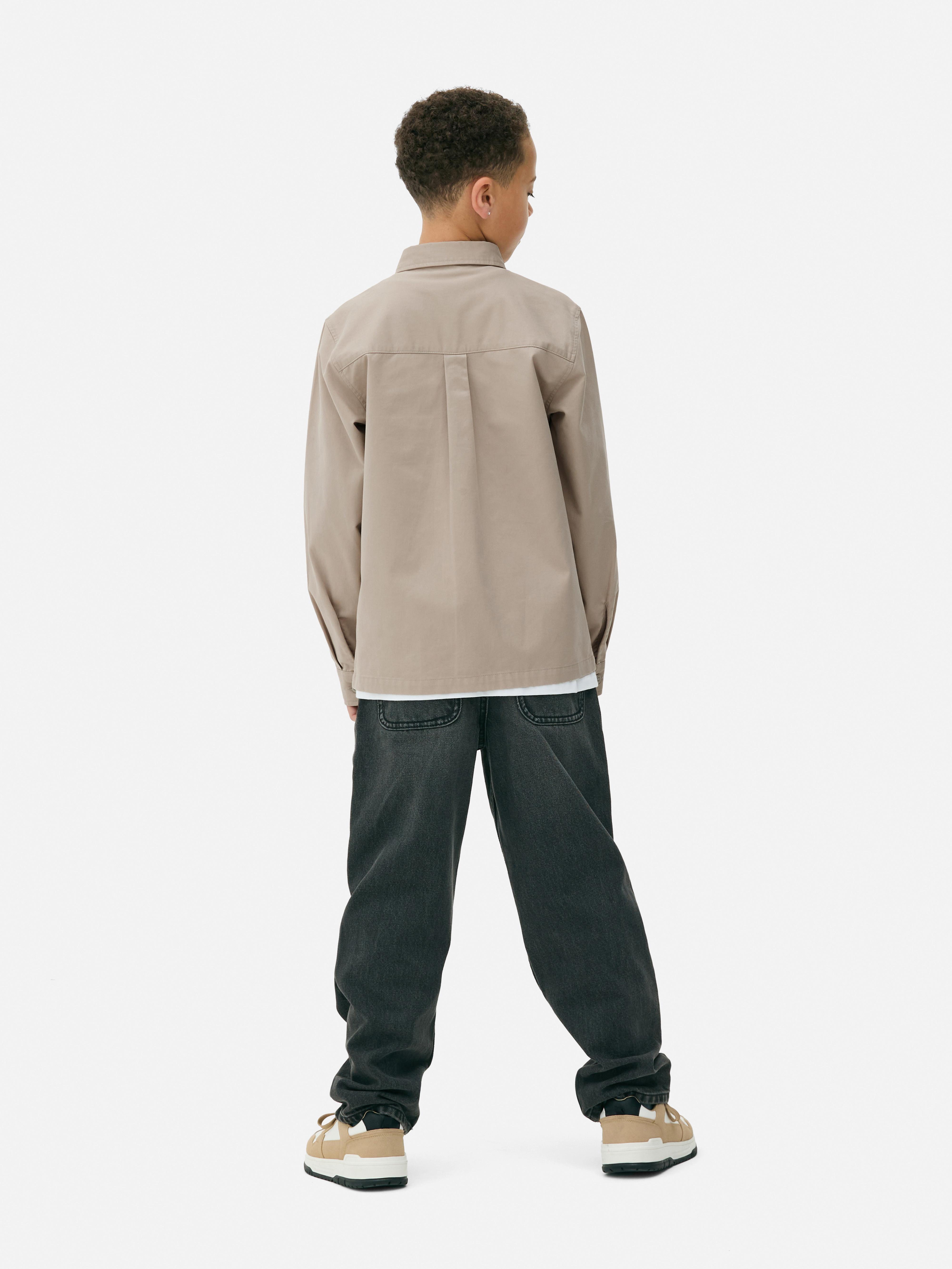 Tricou și cămașă utilitară cu guler. Cu acest set format din cămașă utilitară și tricou, îți poți alege cu ușurință ținuta.
