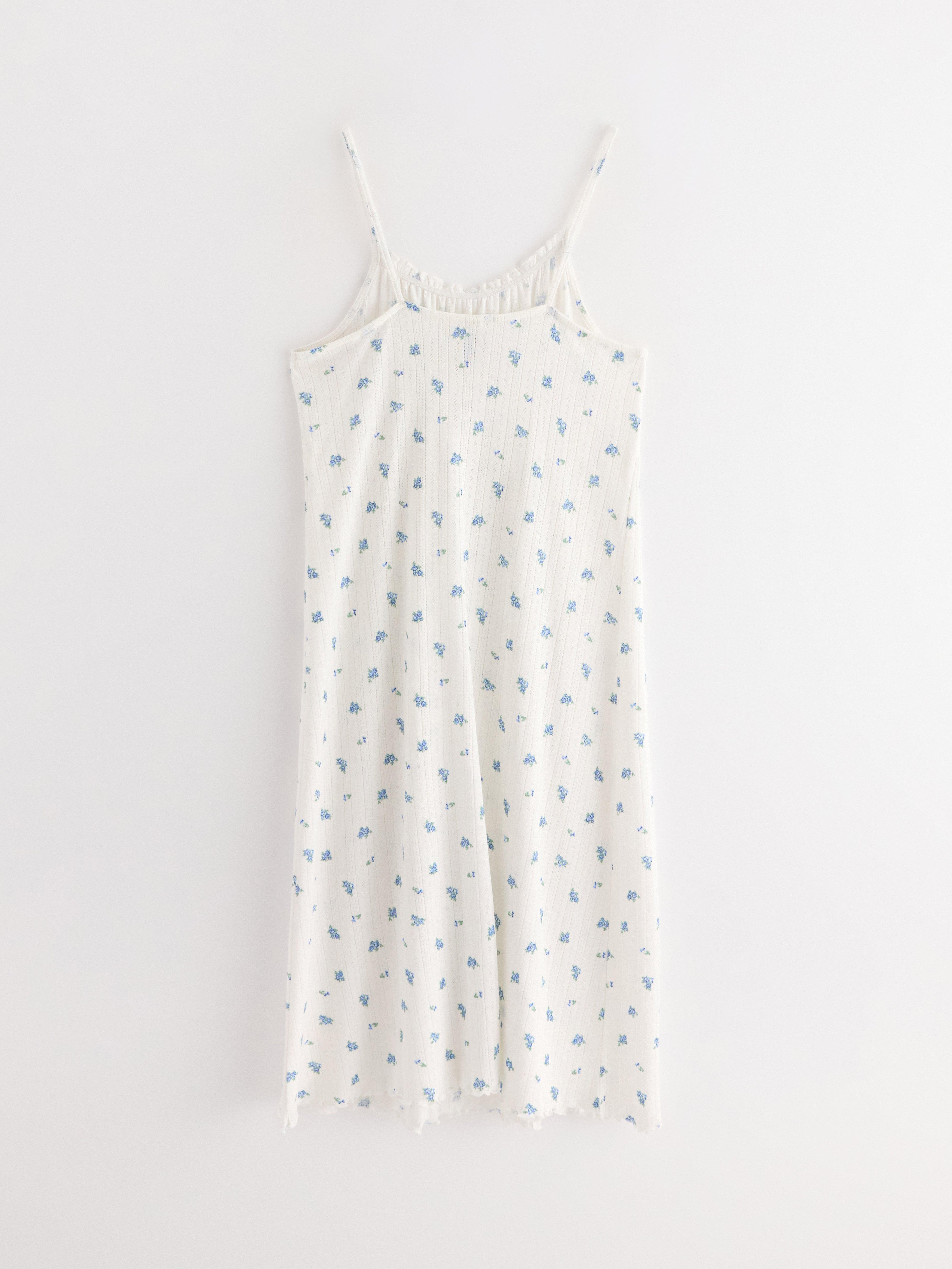 Camisón de punto calado en color blanco roto.