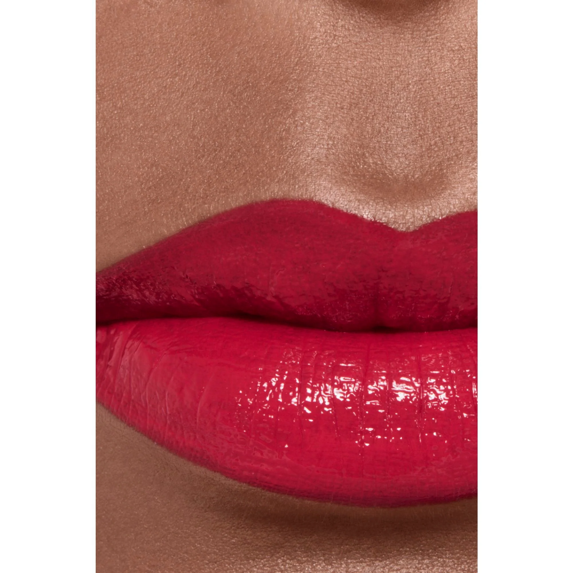 ROUGE ALLURE LAQUE - IL ROSSETTO FLUIDO BRILLANTE TENUTA ESTREMA