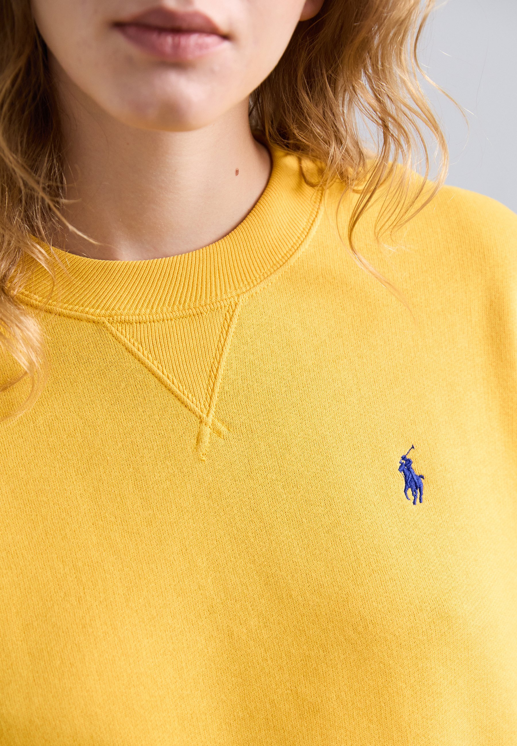 Polo Ralph Lauren flisinis megztinis su užtrauktuku - auksinės spalvos