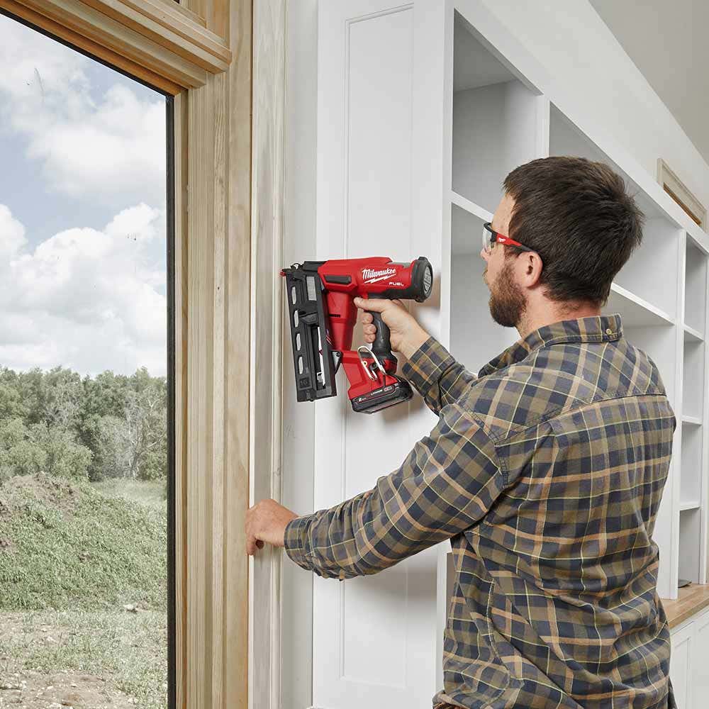 Pregador pneumático de acabamento Milwaukee Fuel 18V, calibre 16, ângulo reto de 20 graus, modelo M18FN16GA-0C