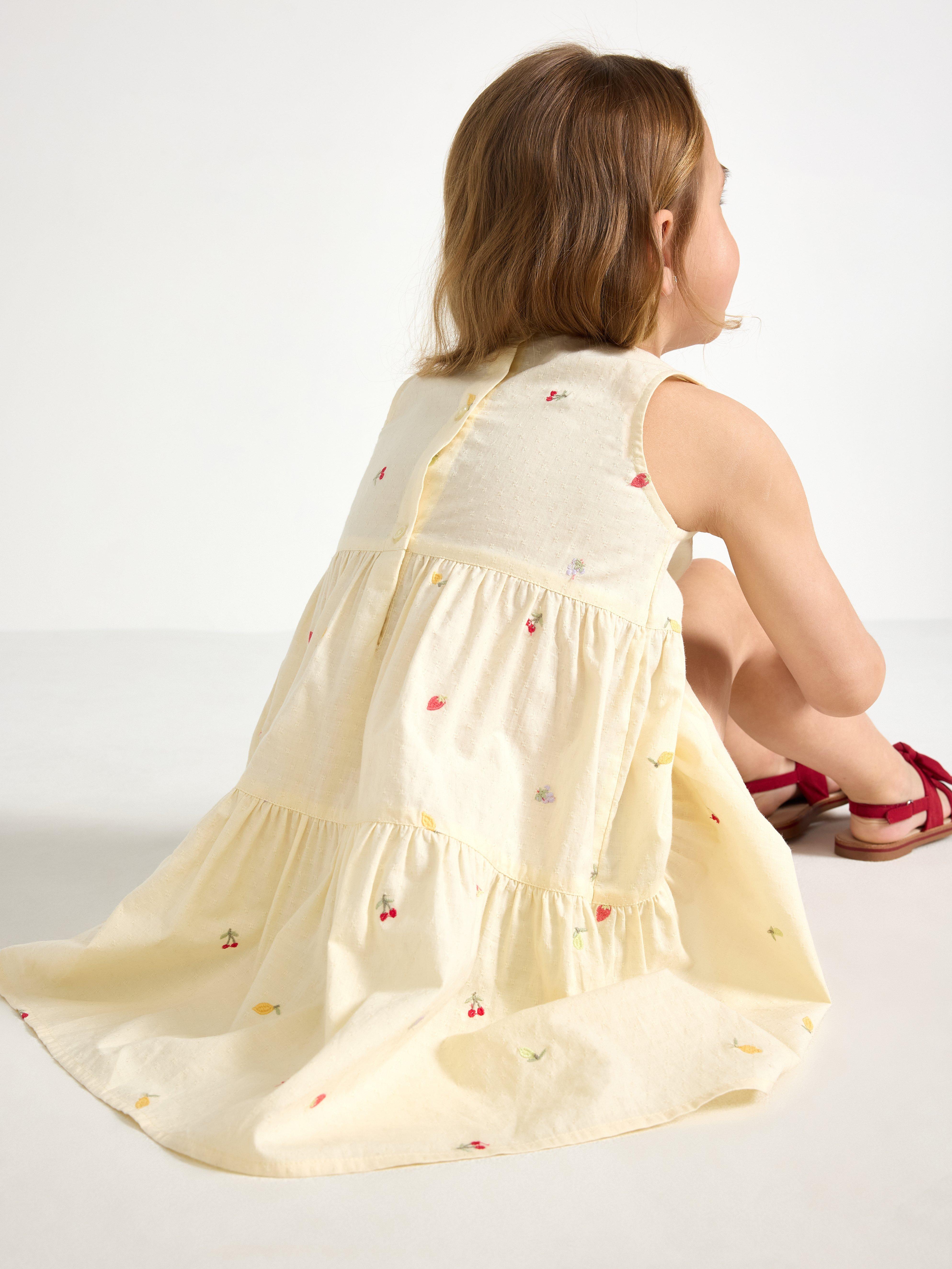 Vestido con bordados, color amarillo claro empolvado.