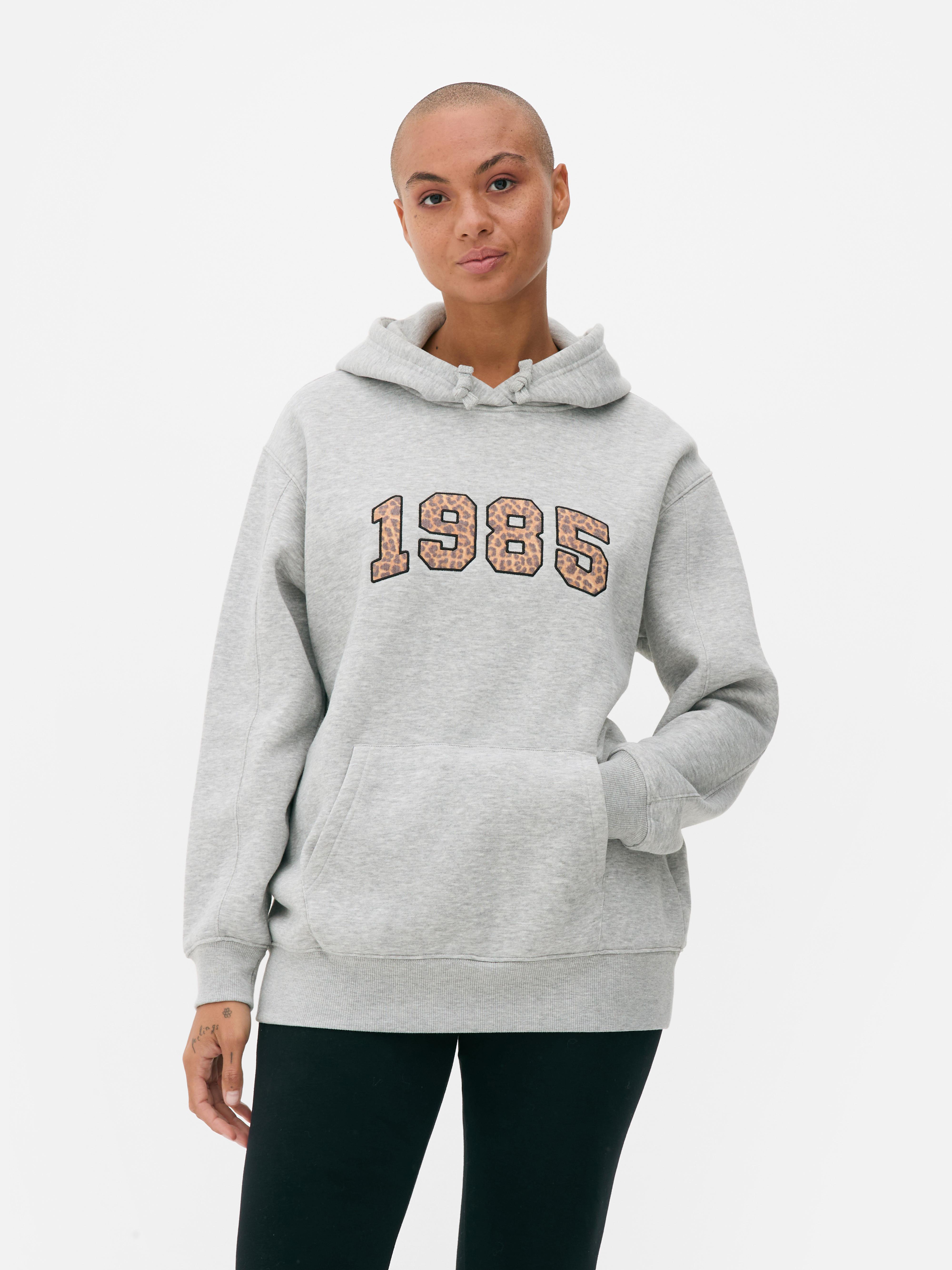 Οβερσάζ φούτερ με κορδόνι Ένα oversized φούτερ με κορδόνι, τσέπη καγκουρό και μοντέρνο μπροστινό μέρος