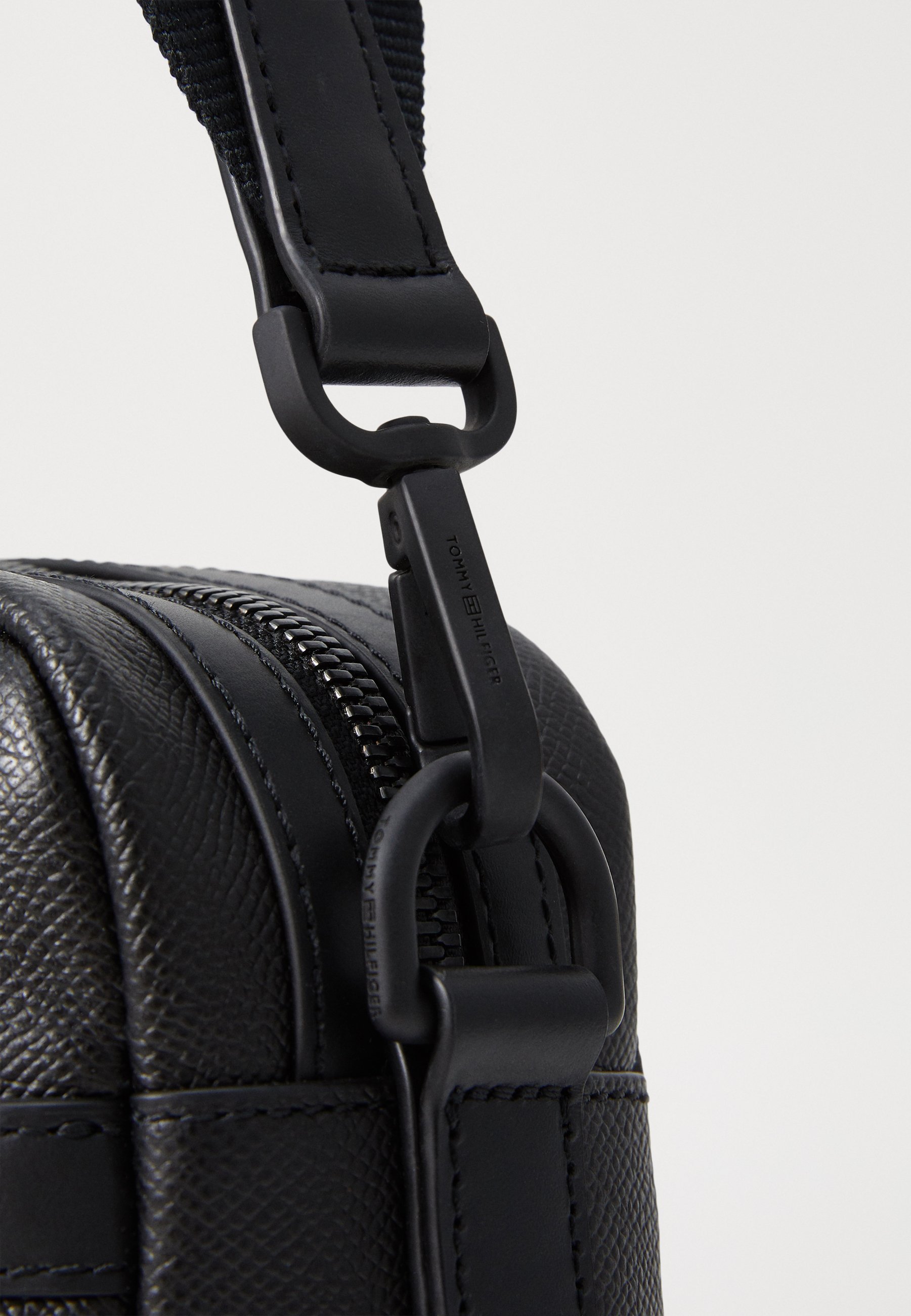 Bolsa transversal Tommy Hilfiger BUS MINI REPORTER - preta