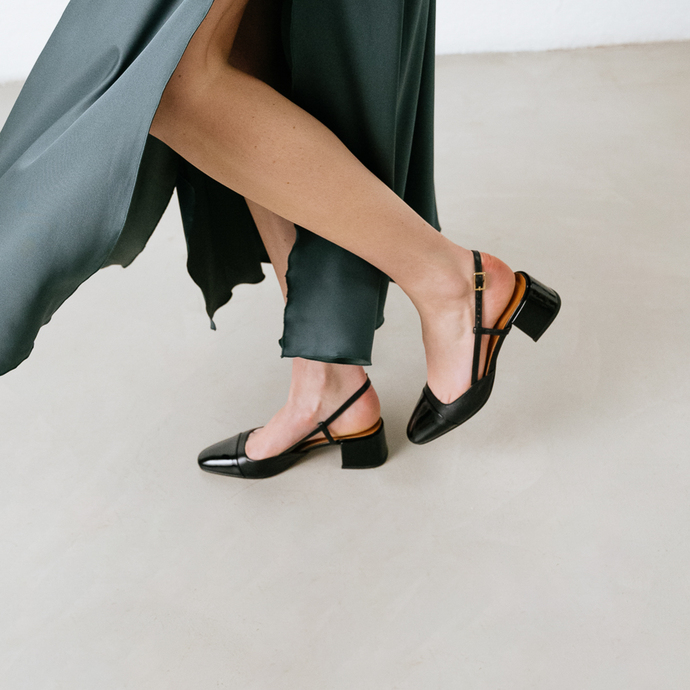 Babies à talons ouverts  en vernis et cuir noir