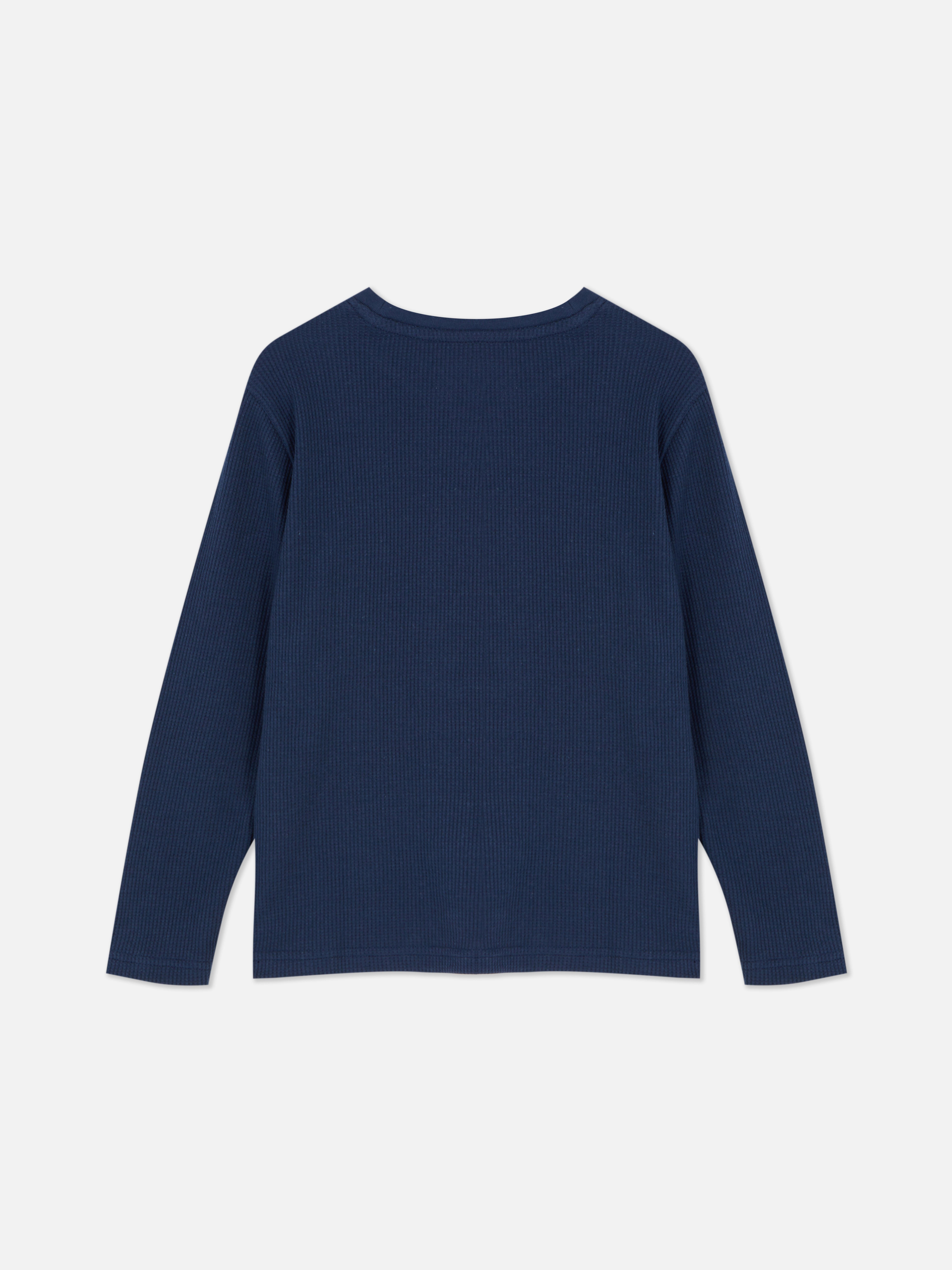 Waffelstruktur-T-Shirt mit langen Ärmeln. Dieses strukturierte T-Shirt hat einen Rundhalsausschnitt und lange Ärmel.