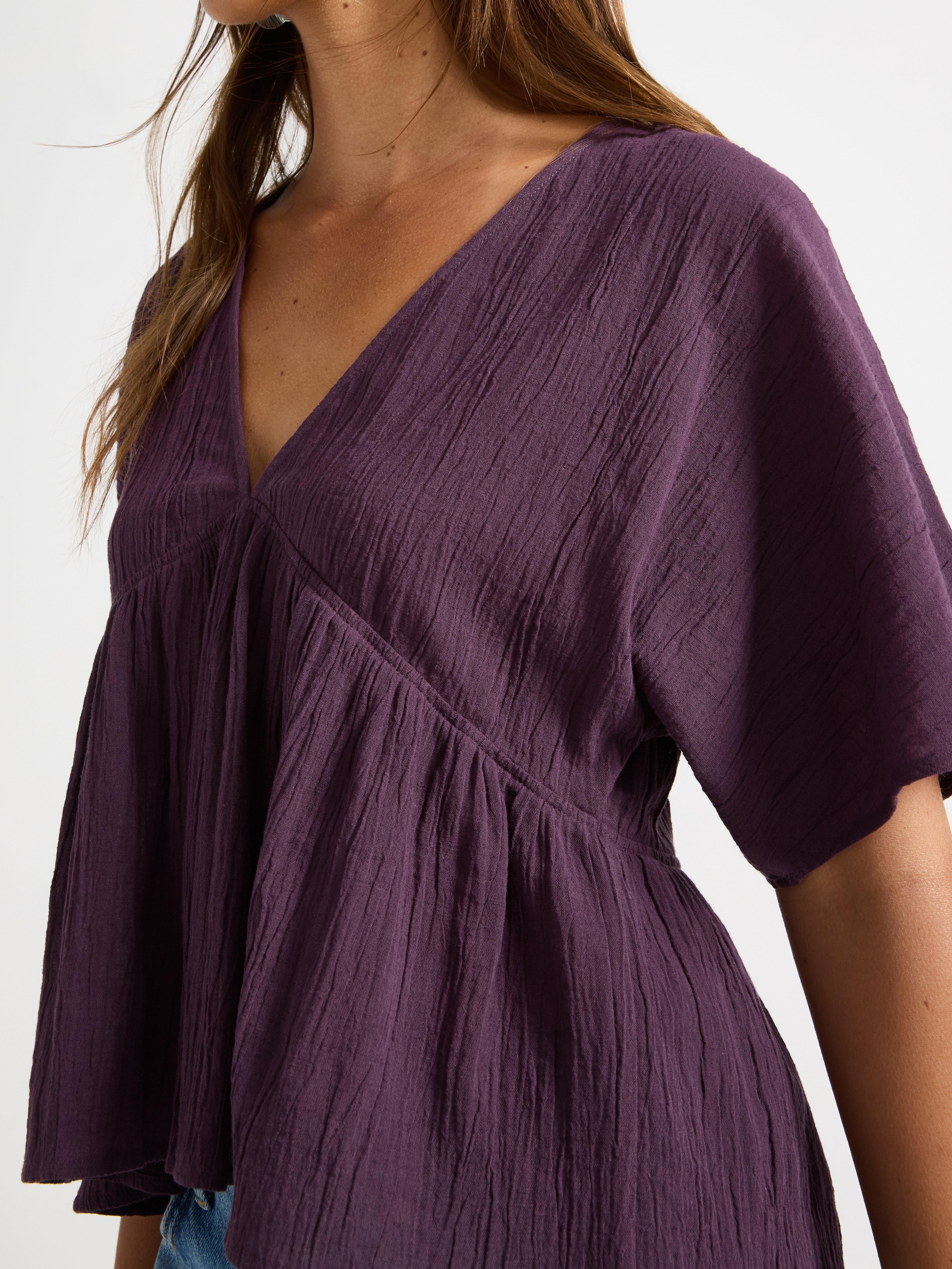 Blusa de manga corta color lila oscuro empolvado