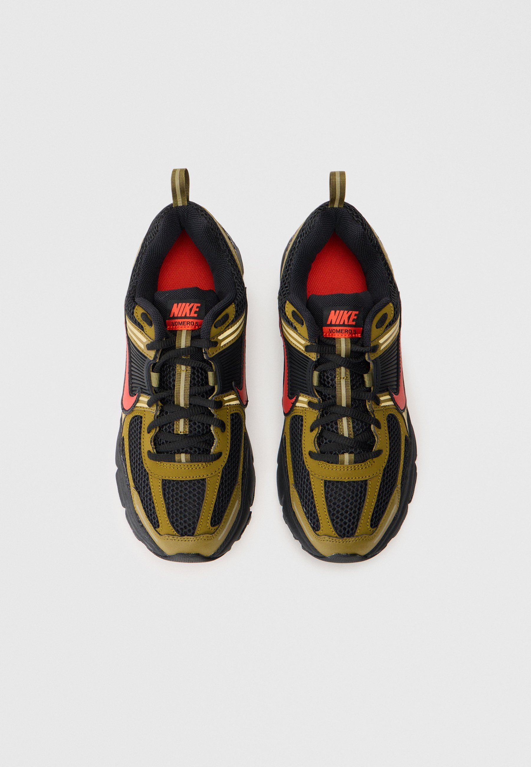 Nike Sportswear VOMERO 5 UNISEX - Sportbačiai - juodi/raudoni/alyvuogių spalvos/kvantinės samanos spalvos