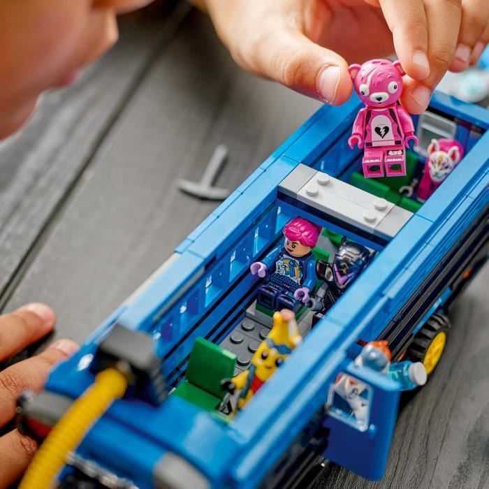 LEGO Fortnite 77073 Battle Bus - Set di costruzioni da collezione ispirato al videogioco