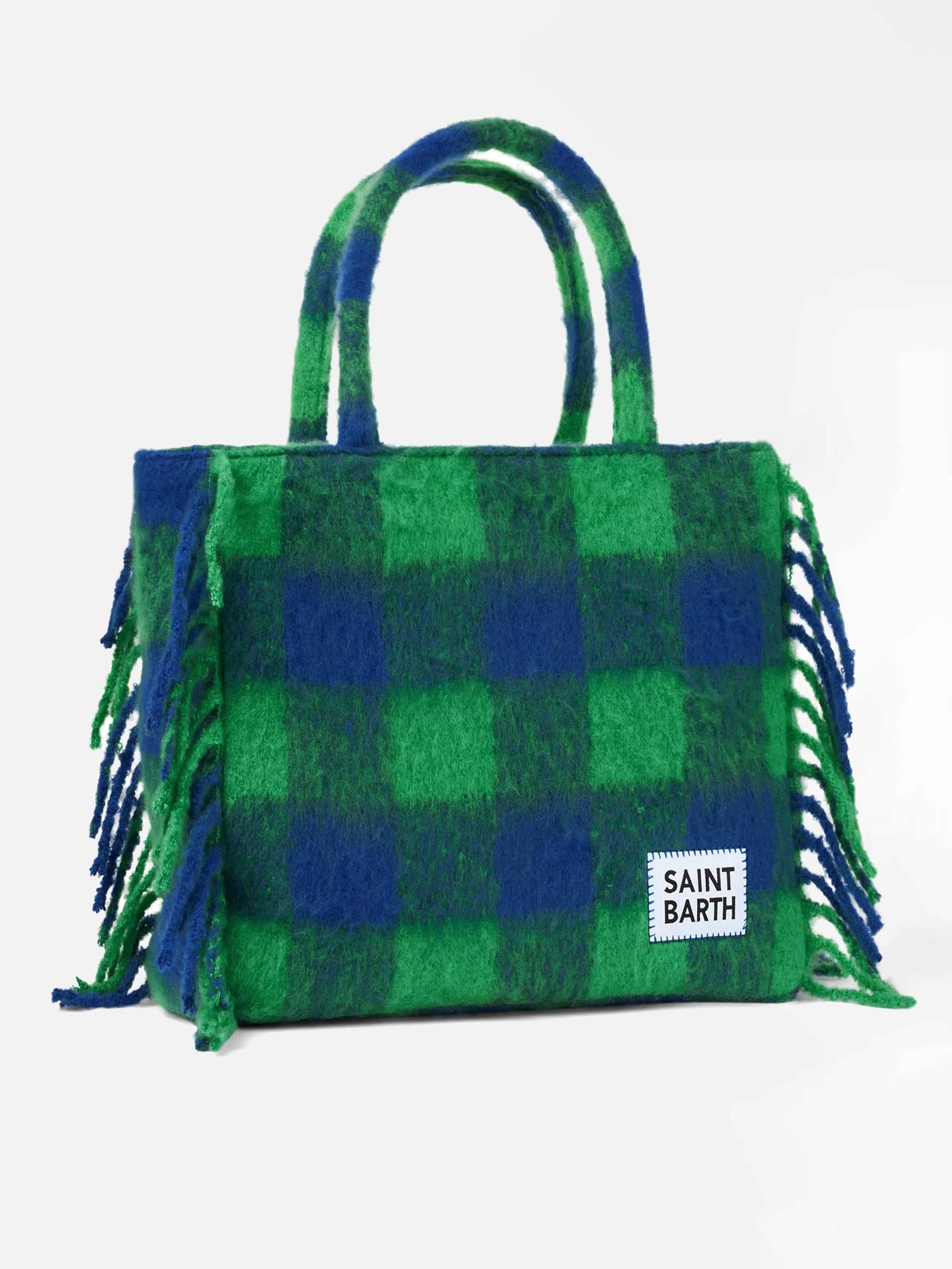 Schoudertas in de stijl van een dekentje met groen en blauw ruitpatroon.