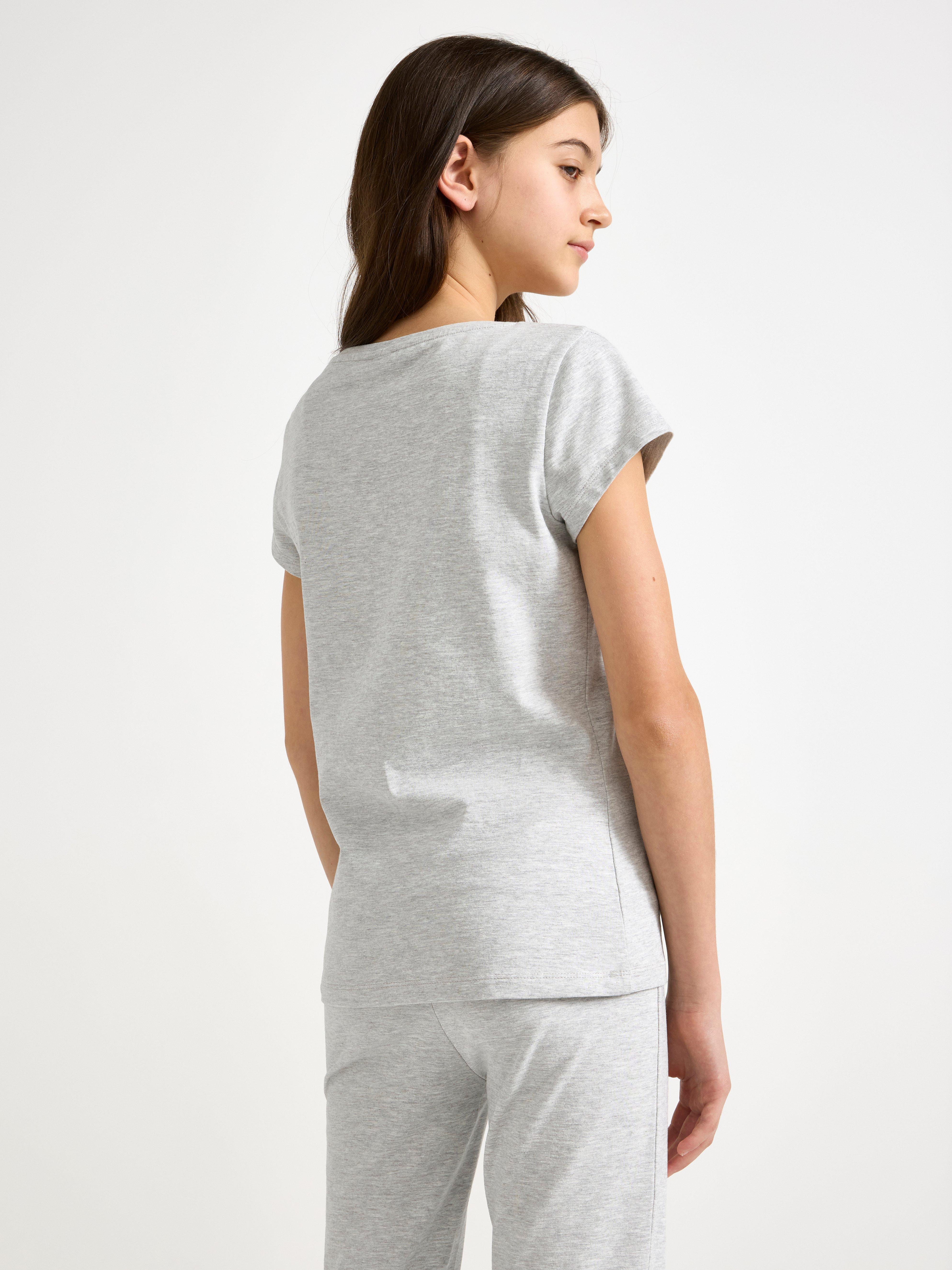Top con mangas cortas, color gris claro jaspeado.