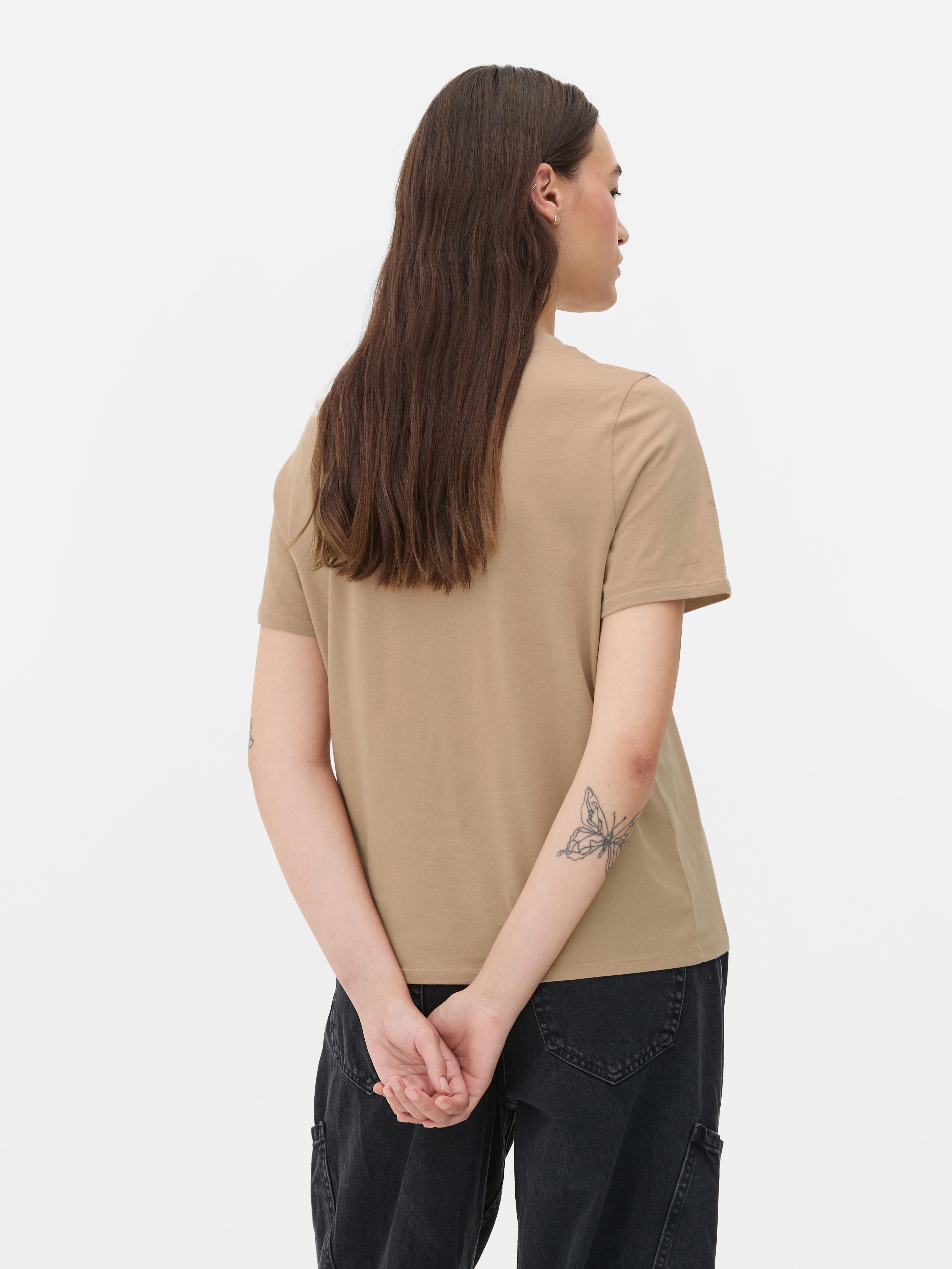 Tricou cu mânecă scurtă și imprimeu. Un tricou clasic din bumbac, cu guler rotund și un imprimeu atrăgător pe piept.