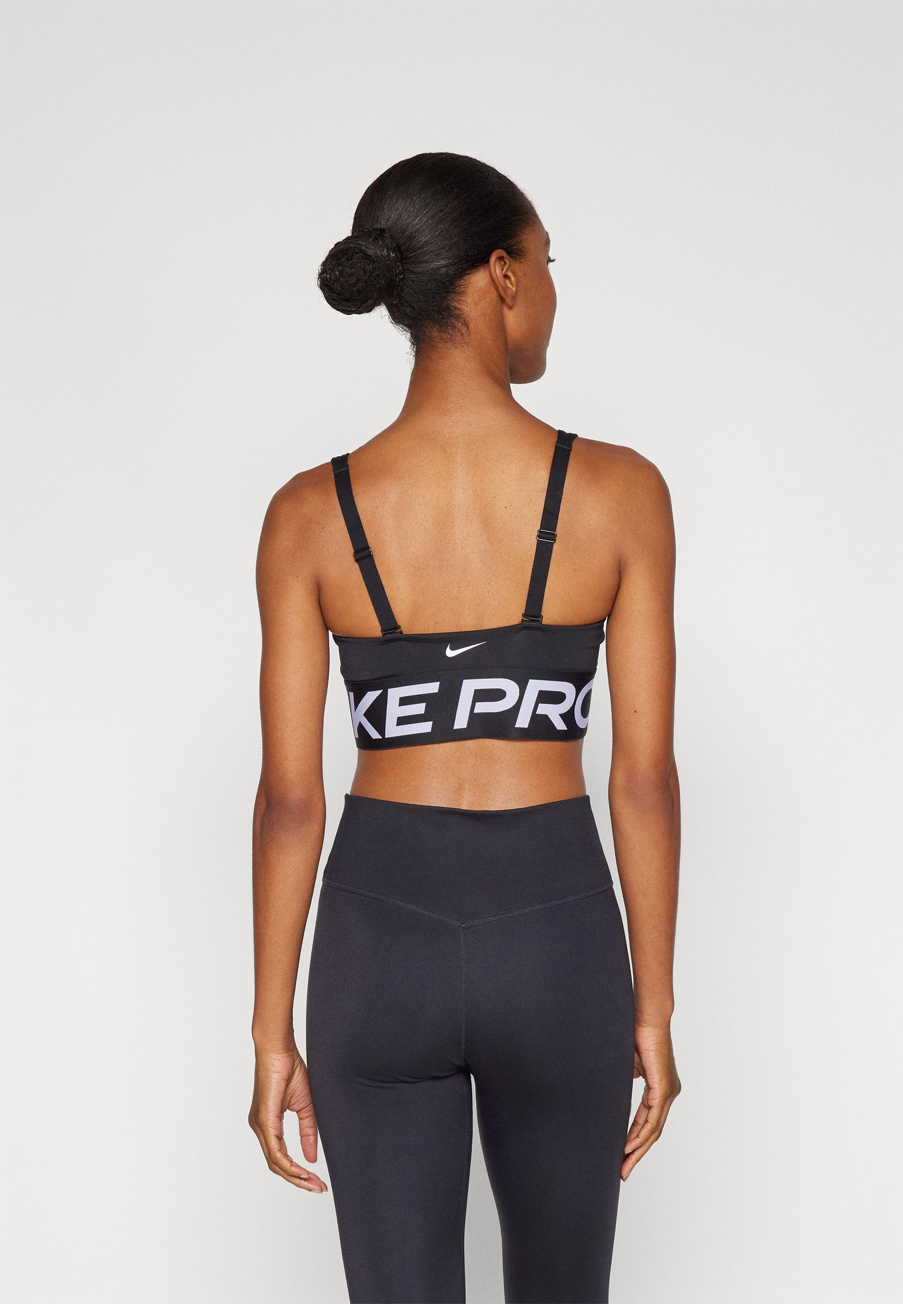 Soutien-gorge de sport Nike Performance INDY PLUNGE BOLD - Maintien moyen - Noir/Blanc