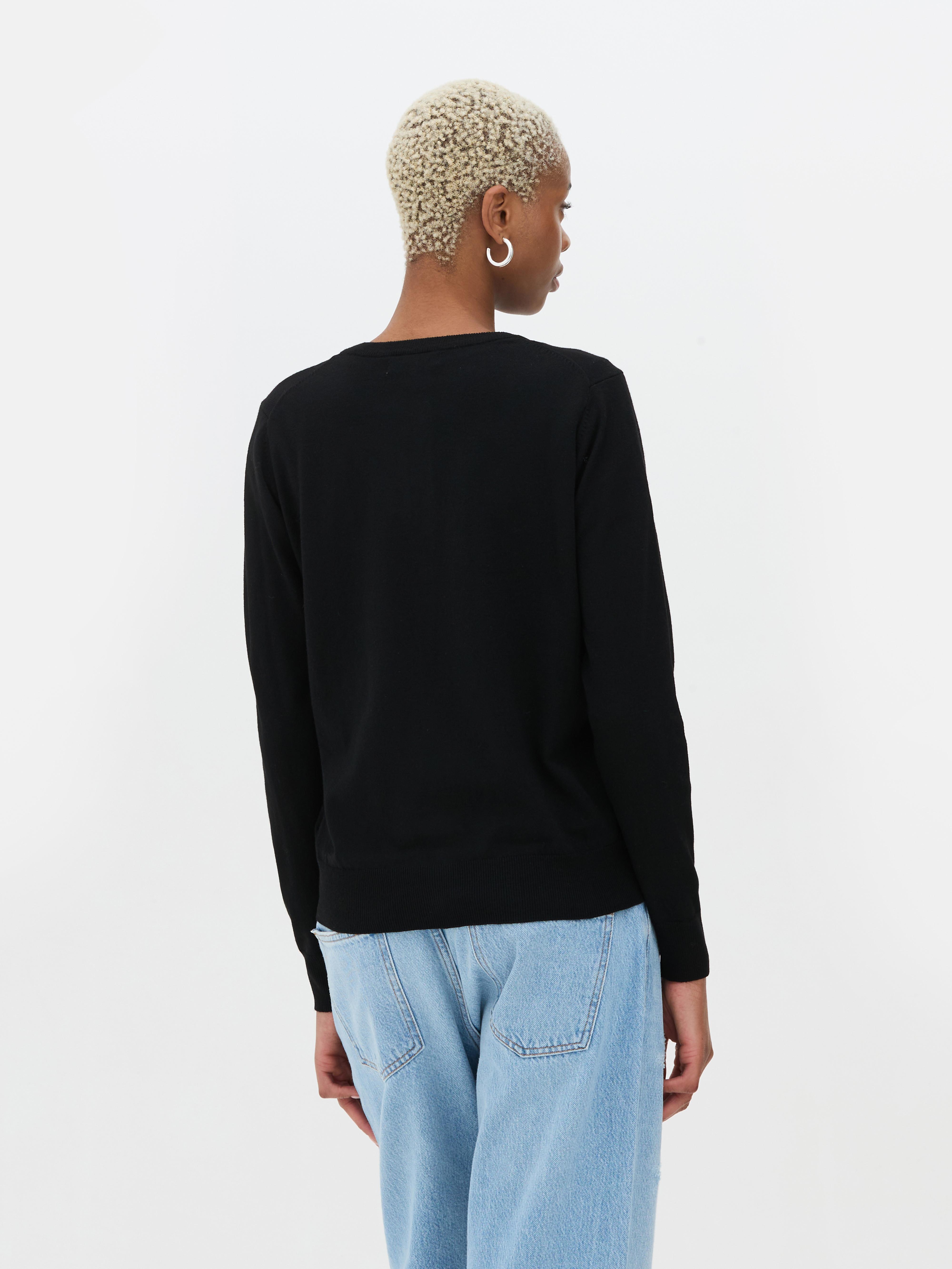 Klassisk cardigan med rund hals. Den runde halsen og knappelukkingen gjør denne cardiganen til en sofistikert versjon av hverdagslig.
