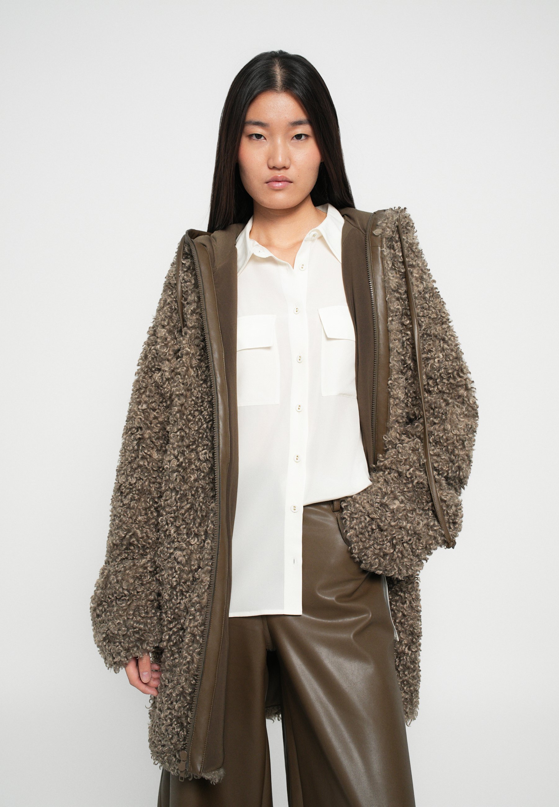 Norma Kamali OVERSIZED JAS MET MOUWEN, RITS AAN DE VOORKANT EN CAPUCHON - Winterjas - bark