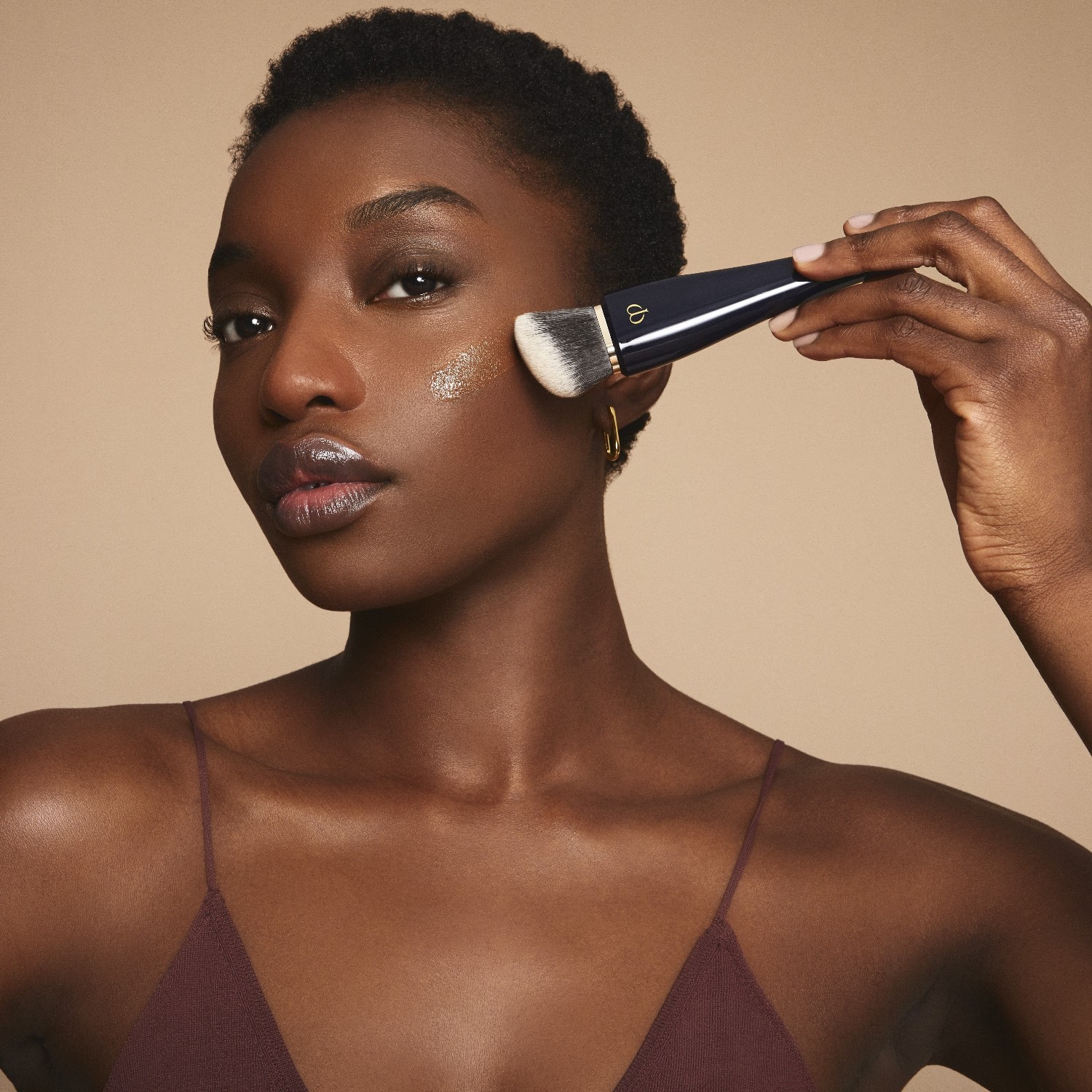 „Clé de Peau Beauté“ makiažo pagrindo šepetėlis, „High Coverage Foundation“ šepetėlis – 1 vnt
