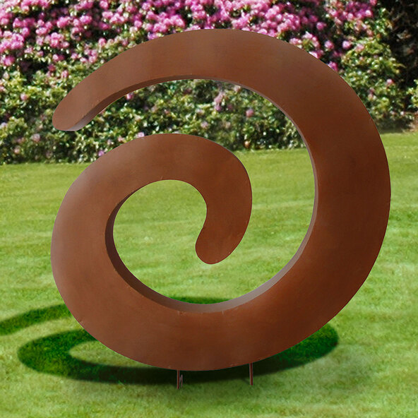 Dekorativní předmět rez v zahradě