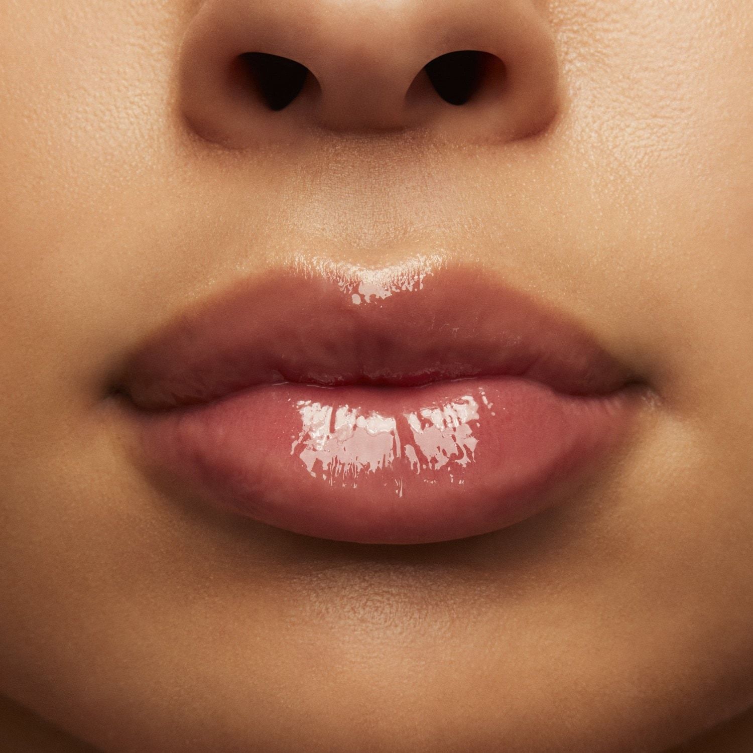 MAC lūpų balzamas NOCTURNA „Squirt Plumping Stick“ lūpų blizgis – 2,3 g
