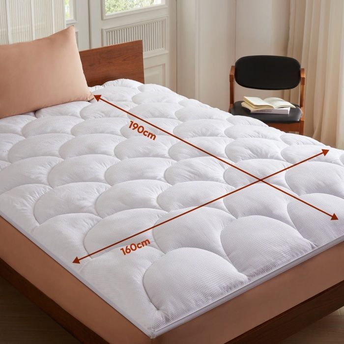 Cubrecolchón CASABEL de 160 x 190 cm en microfibra refrescante, relleno de fibra hueca de 600 g/m², 4 cm de grosor, cierre elástico.